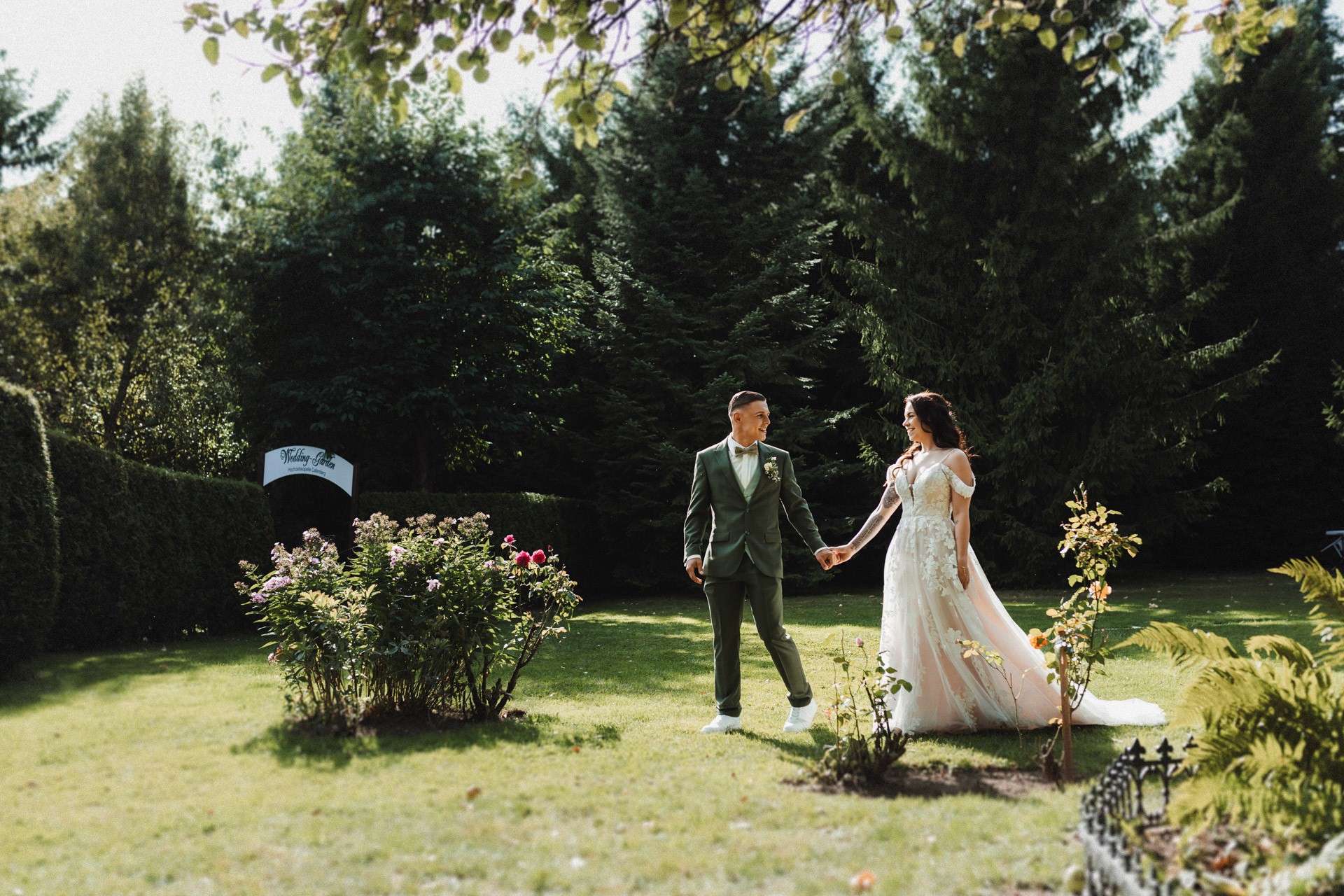 Ästhetisches und natürliches Hochzeitsfoto von Lina und Niclas im weitläufigen Garten der Hochzeitskapelle Callenberg.