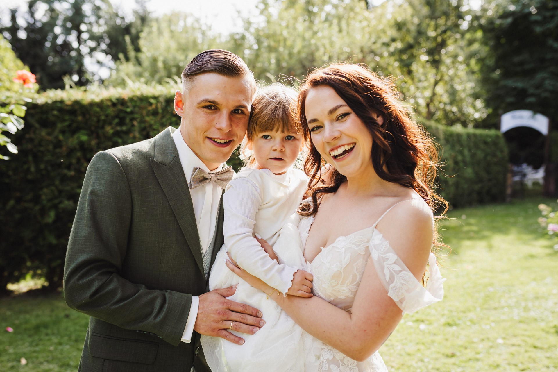 Ästhetisches und natürliches Hochzeitsfoto von Lina und Niclas im weitläufigen Garten der Hochzeitskapelle Callenberg.