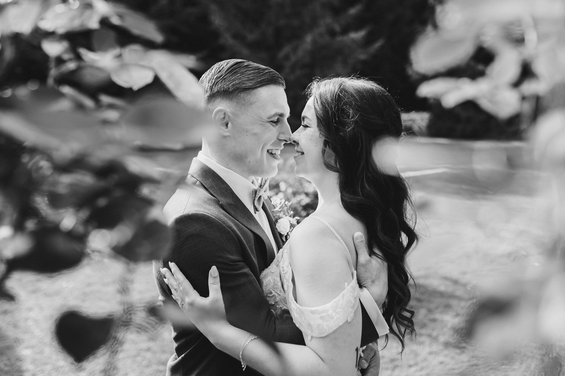 Ästhetisches und natürliches Hochzeitsfoto von Lina und Niclas im weitläufigen Garten der Hochzeitskapelle Callenberg.