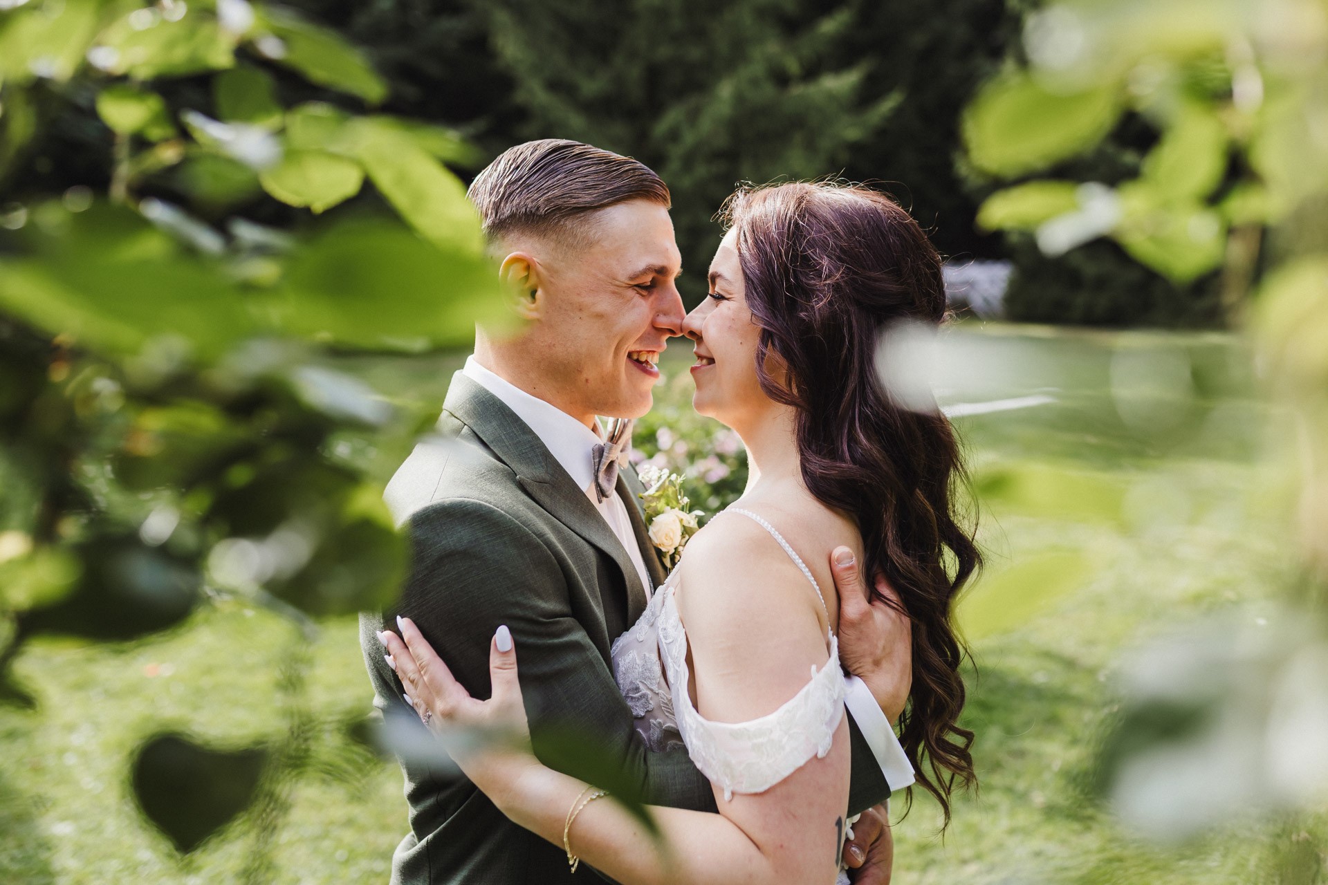 Ästhetisches und natürliches Hochzeitsfoto von Lina und Niclas im weitläufigen Garten der Hochzeitskapelle Callenberg.
