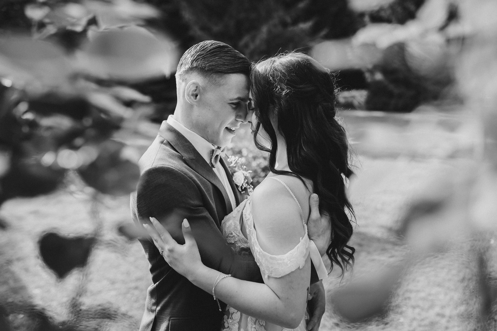 Ästhetisches und natürliches Hochzeitsfoto von Lina und Niclas im weitläufigen Garten der Hochzeitskapelle Callenberg.