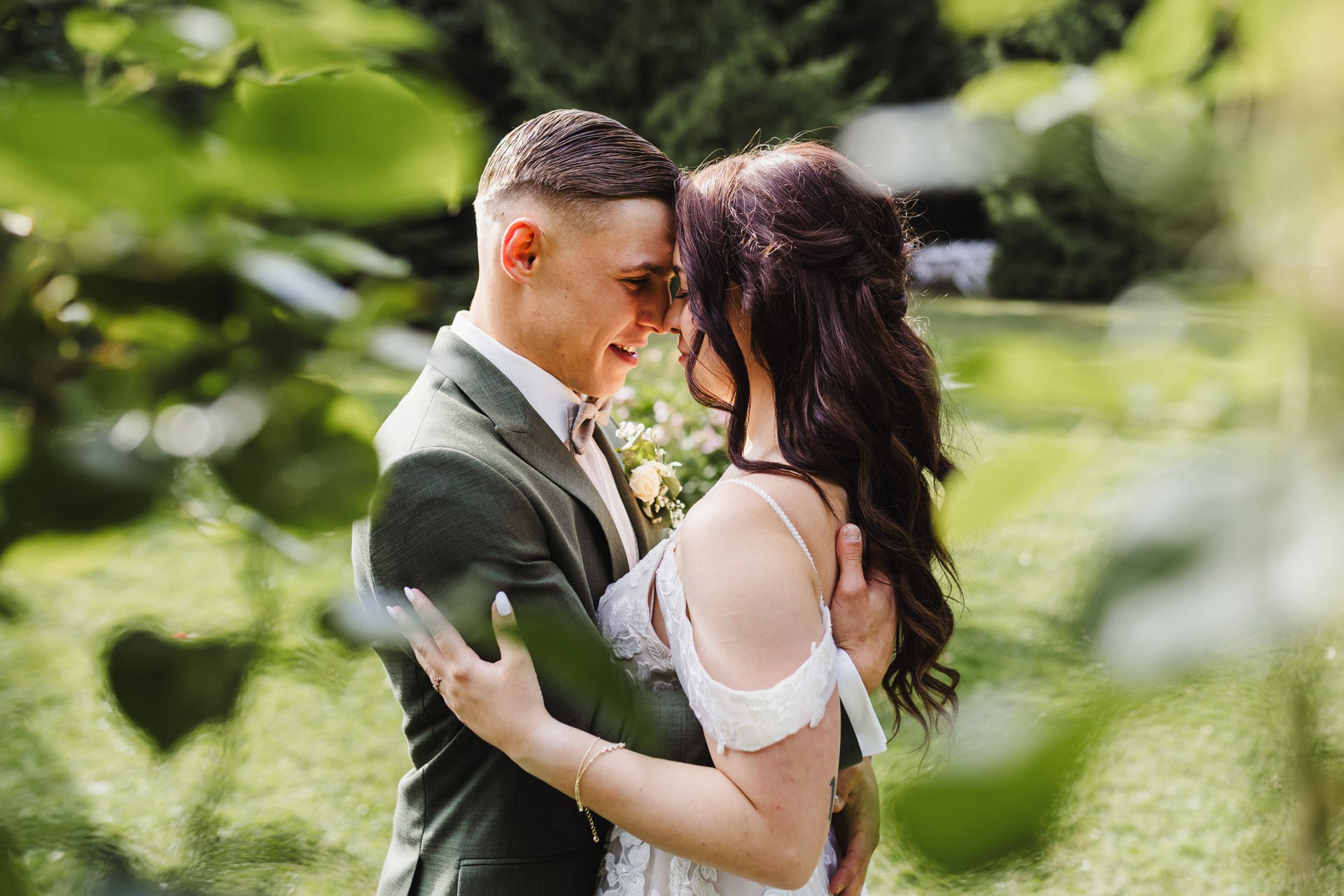 Ästhetisches und natürliches Hochzeitsfoto von Lina und Niclas im weitläufigen Garten der Hochzeitskapelle Callenberg.