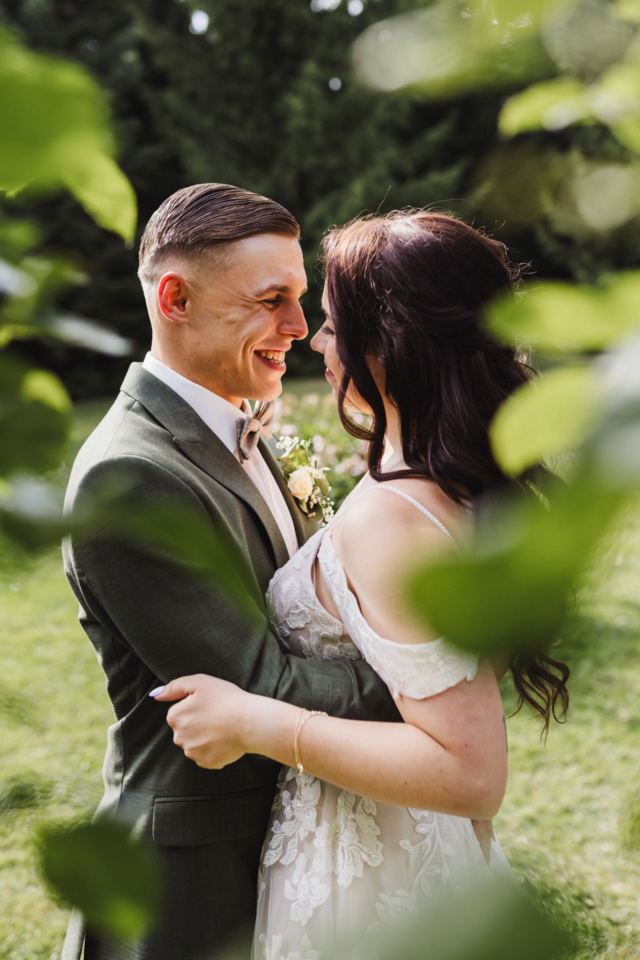 Ästhetisches und natürliches Hochzeitsfoto von Lina und Niclas im weitläufigen Garten der Hochzeitskapelle Callenberg.