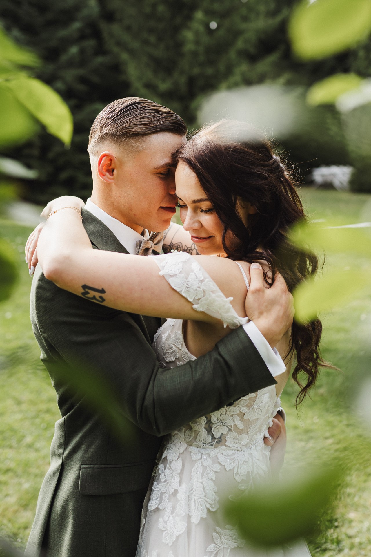Ästhetisches und natürliches Hochzeitsfoto von Lina und Niclas im weitläufigen Garten der Hochzeitskapelle Callenberg.