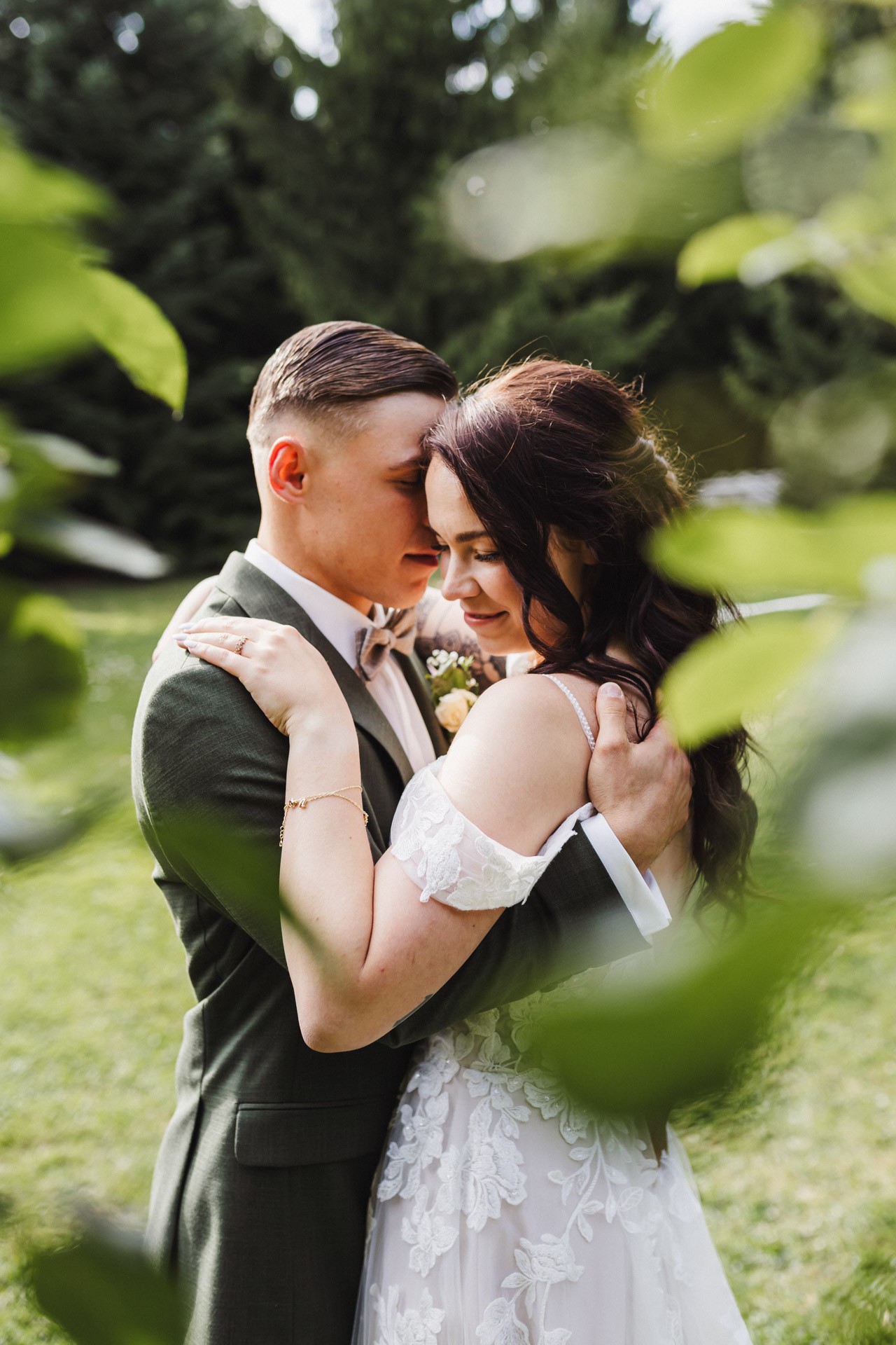 Ästhetisches und natürliches Hochzeitsfoto von Lina und Niclas im weitläufigen Garten der Hochzeitskapelle Callenberg.