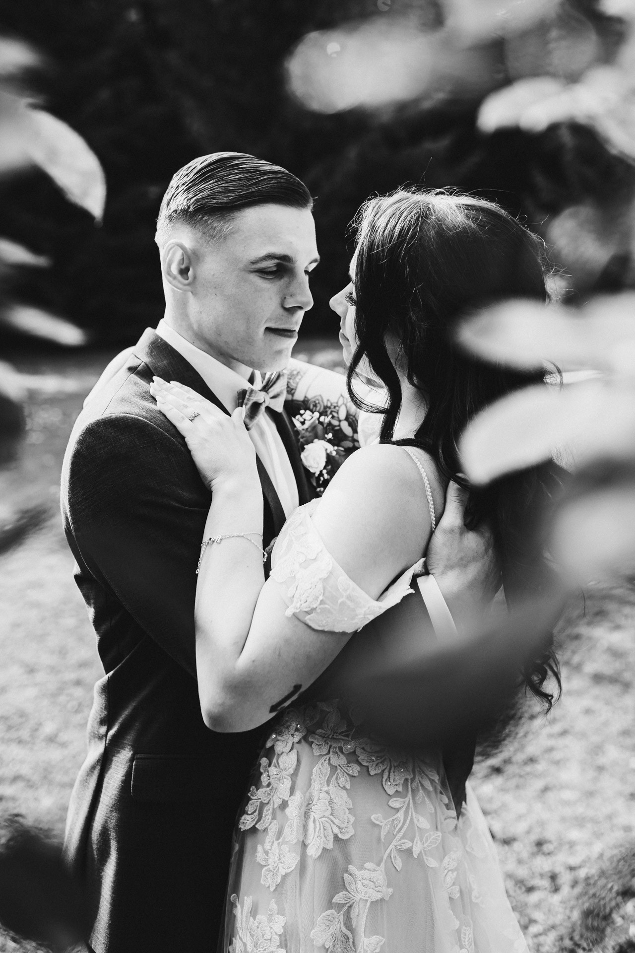 Ästhetisches und natürliches Hochzeitsfoto von Lina und Niclas im weitläufigen Garten der Hochzeitskapelle Callenberg.