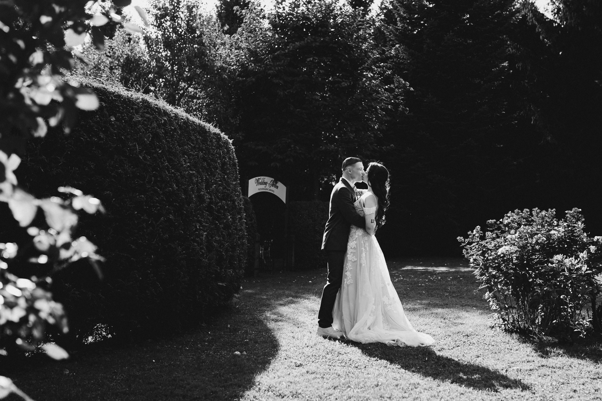 Ästhetisches und natürliches Hochzeitsfoto von Lina und Niclas im weitläufigen Garten der Hochzeitskapelle Callenberg.