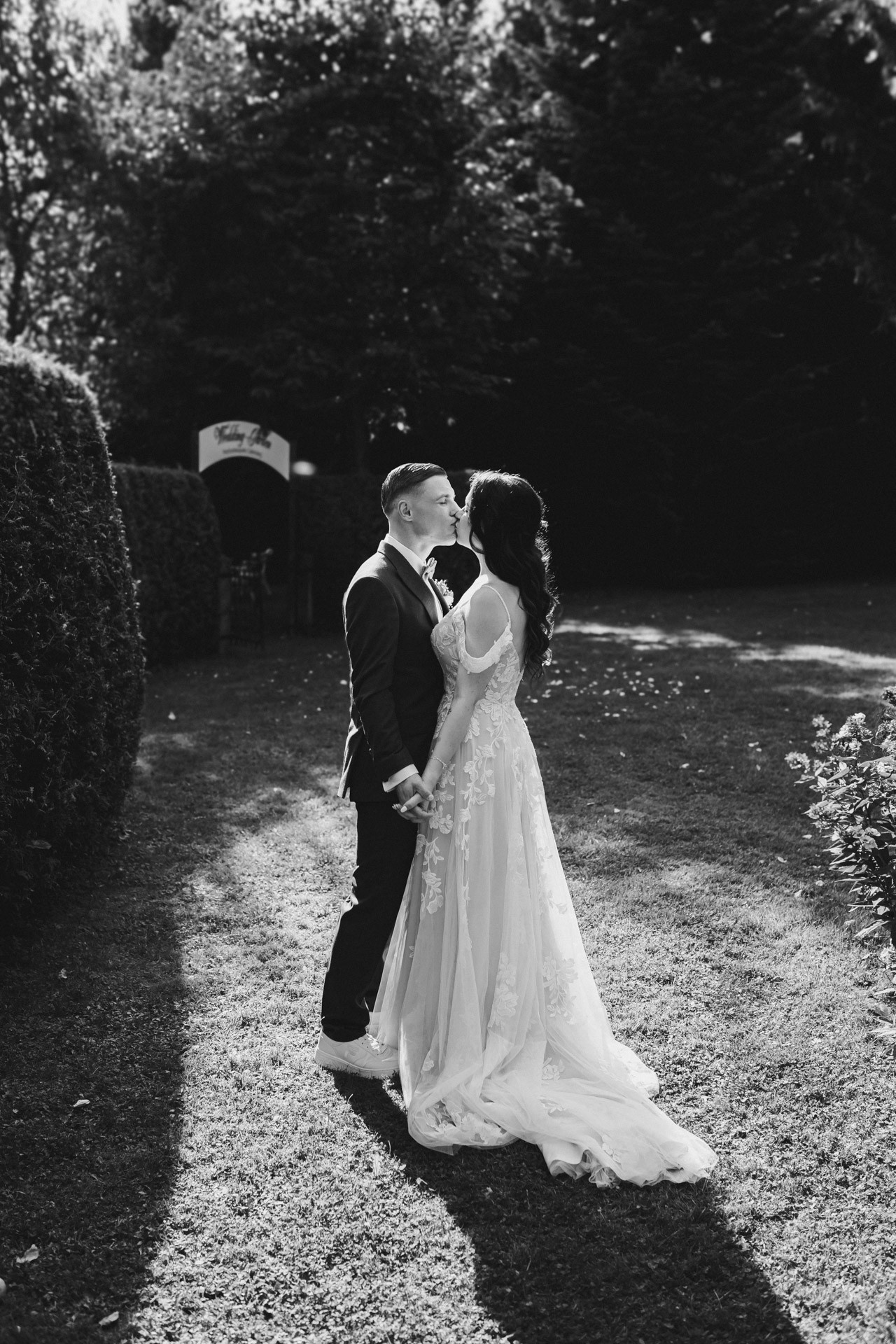 Ästhetisches und natürliches Hochzeitsfoto von Lina und Niclas im weitläufigen Garten der Hochzeitskapelle Callenberg.