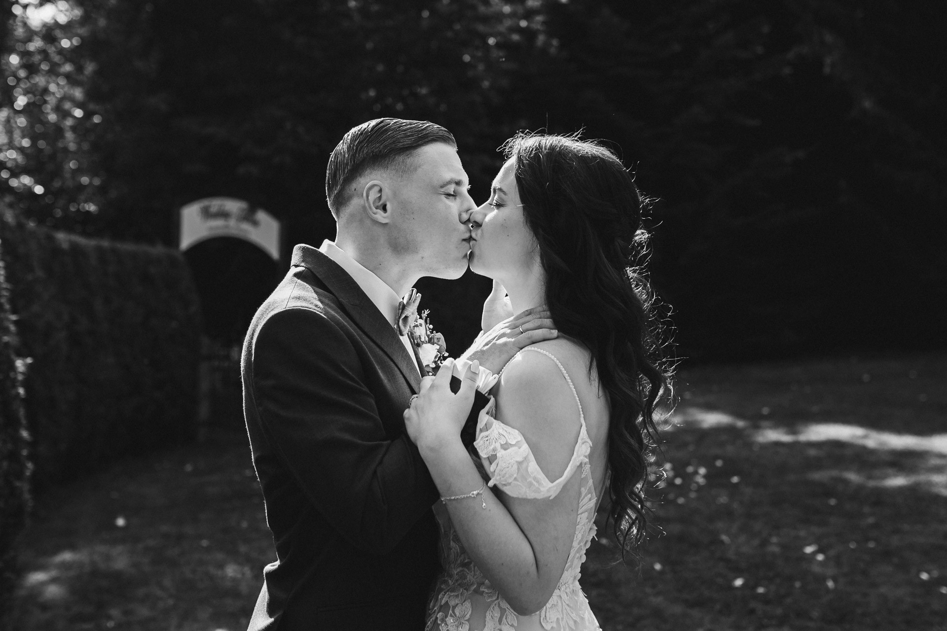 Ästhetisches und natürliches Hochzeitsfoto von Lina und Niclas im weitläufigen Garten der Hochzeitskapelle Callenberg.