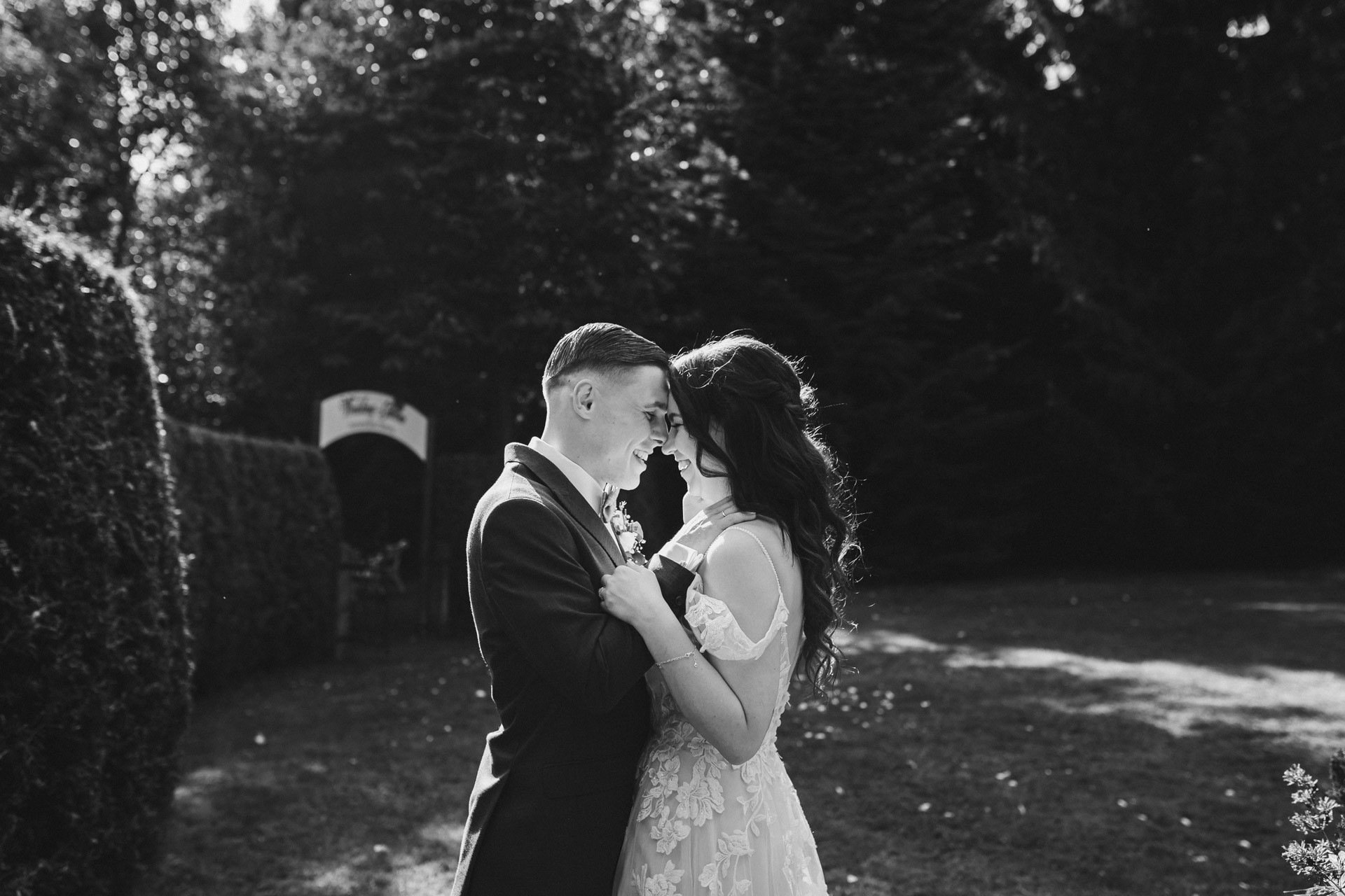 Ästhetisches und natürliches Hochzeitsfoto von Lina und Niclas im weitläufigen Garten der Hochzeitskapelle Callenberg.