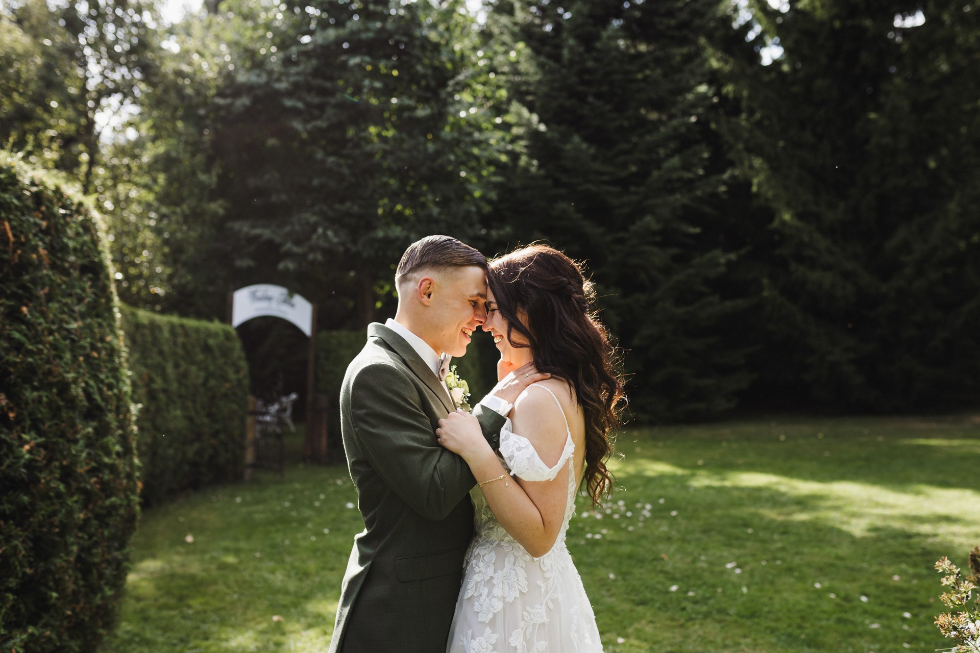 Ästhetisches und natürliches Hochzeitsfoto von Lina und Niclas im weitläufigen Garten der Hochzeitskapelle Callenberg.