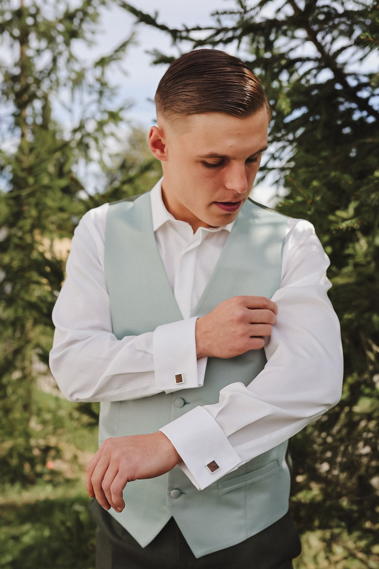Braut Lina beim entspannten Getting Ready direkt in den Gästezimmern der Hochzeitskapelle Callenberg.