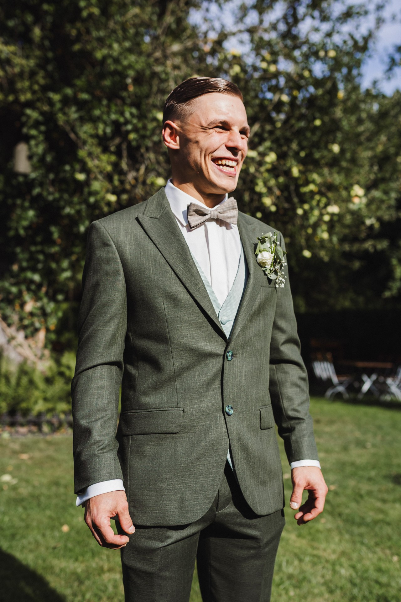 Braut Lina beim entspannten Getting Ready direkt in den Gästezimmern der Hochzeitskapelle Callenberg.