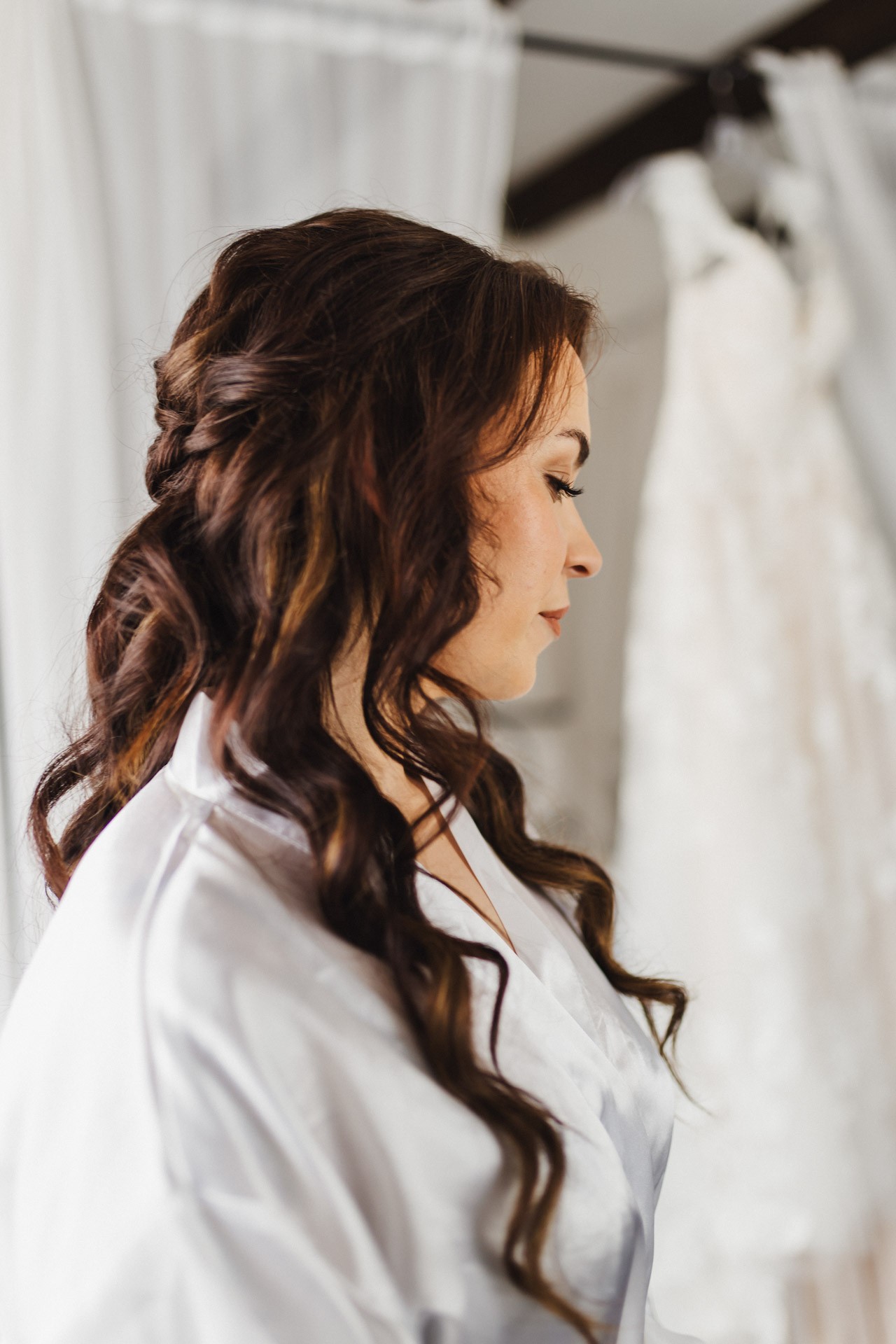 Braut Lina beim entspannten Getting Ready direkt in den Gästezimmern der Hochzeitskapelle Callenberg.