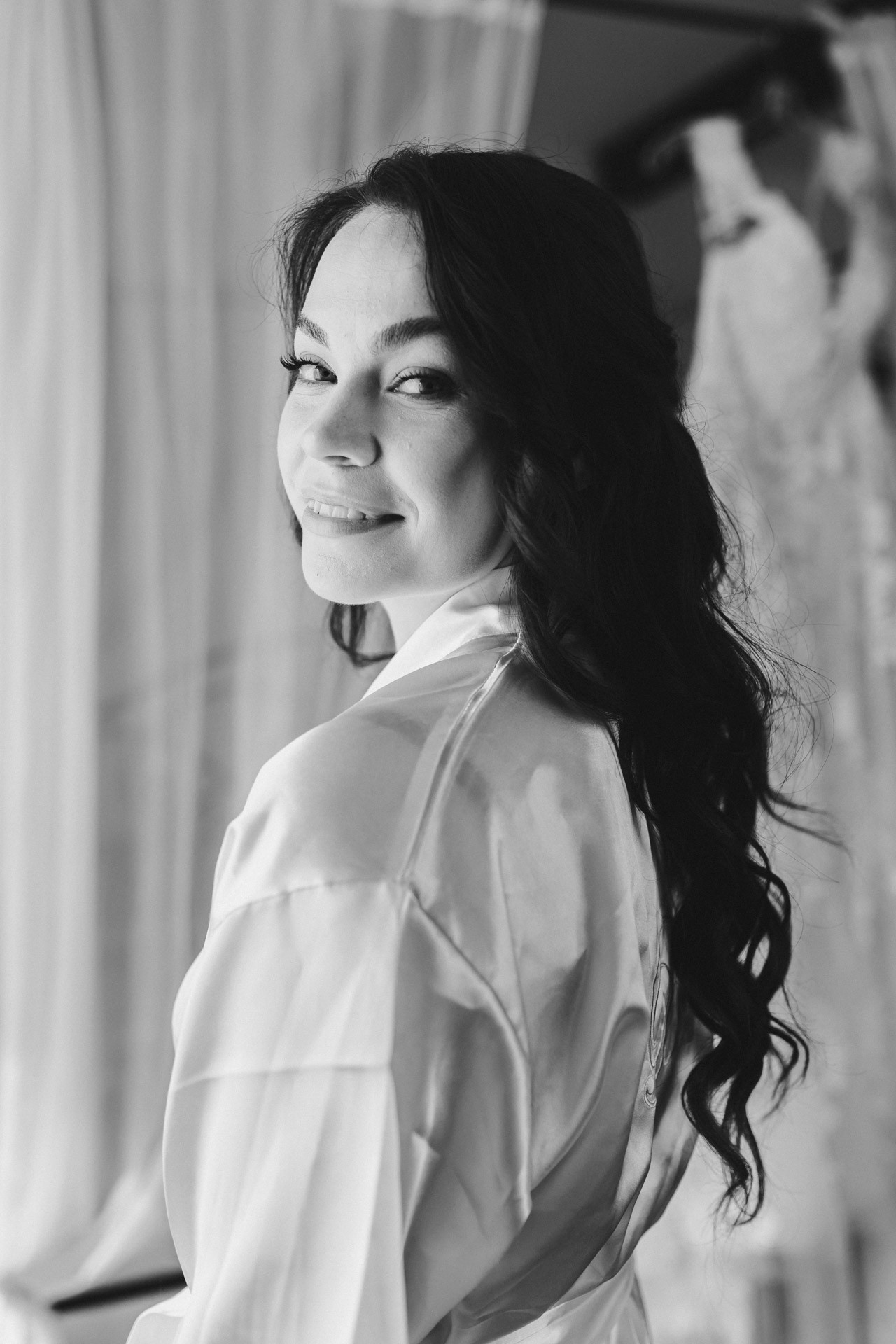 Braut Lina beim entspannten Getting Ready direkt in den Gästezimmern der Hochzeitskapelle Callenberg.