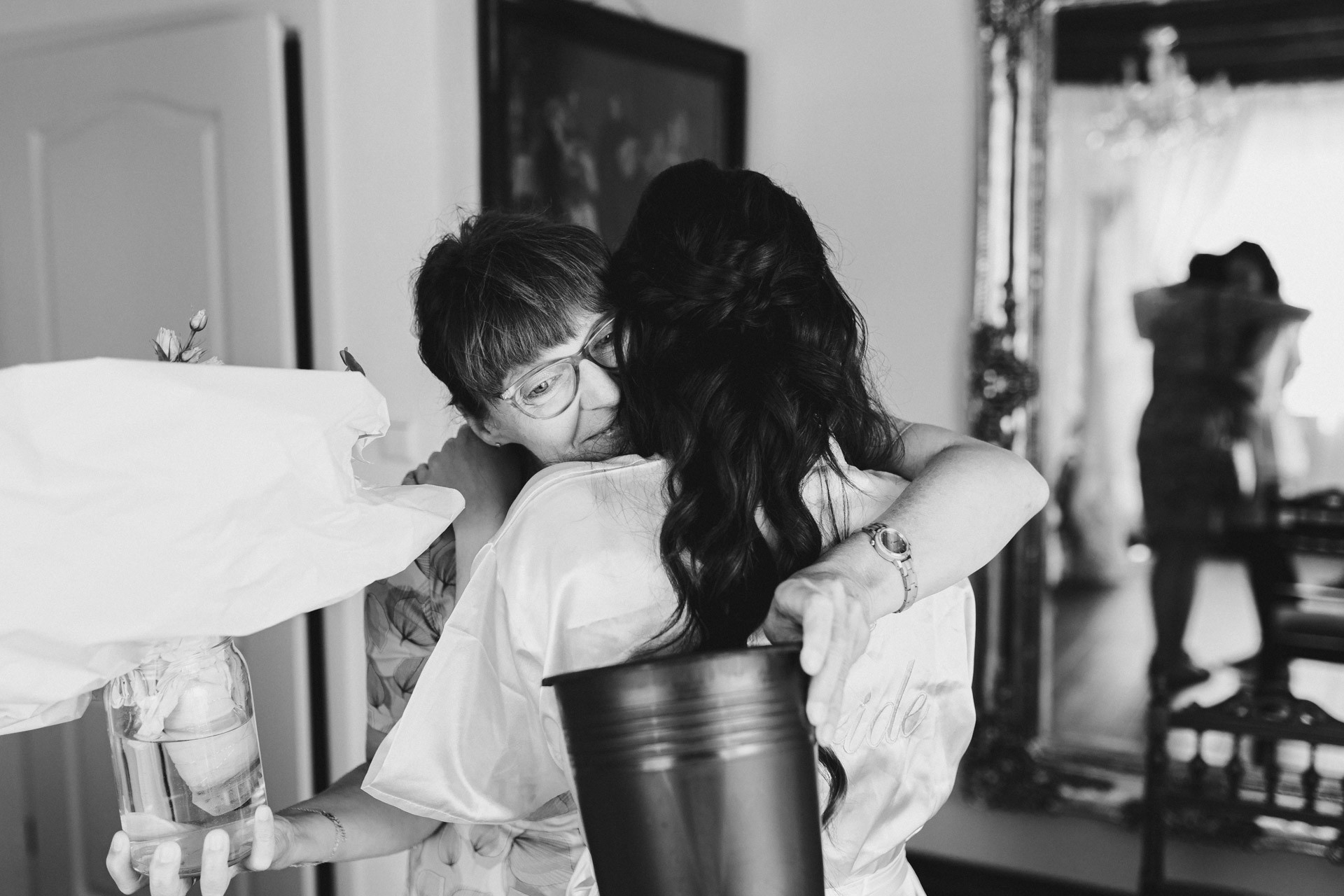 Braut Lina beim entspannten Getting Ready direkt in den Gästezimmern der Hochzeitskapelle Callenberg.