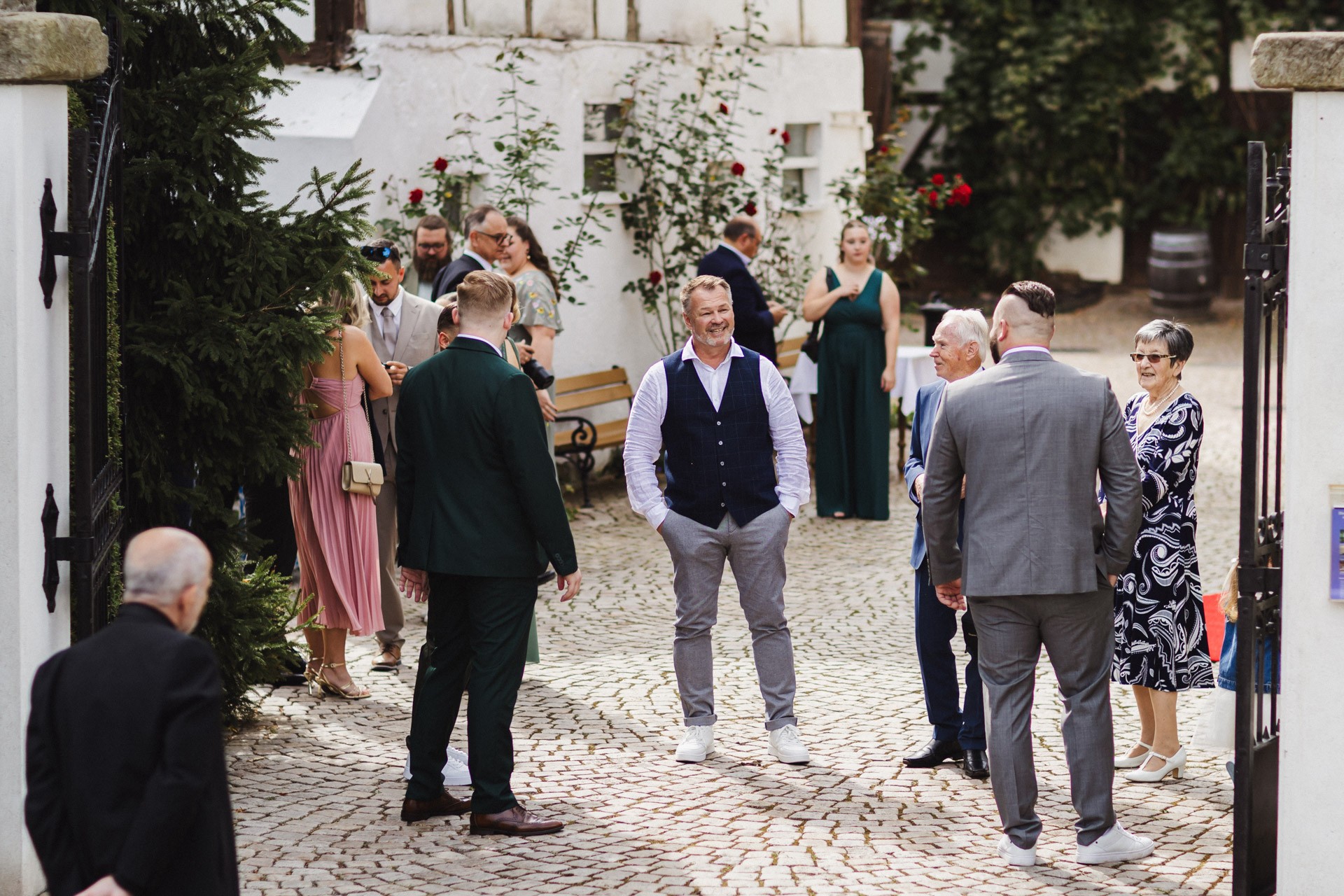 Braut Lina beim entspannten Getting Ready direkt in den Gästezimmern der Hochzeitskapelle Callenberg.