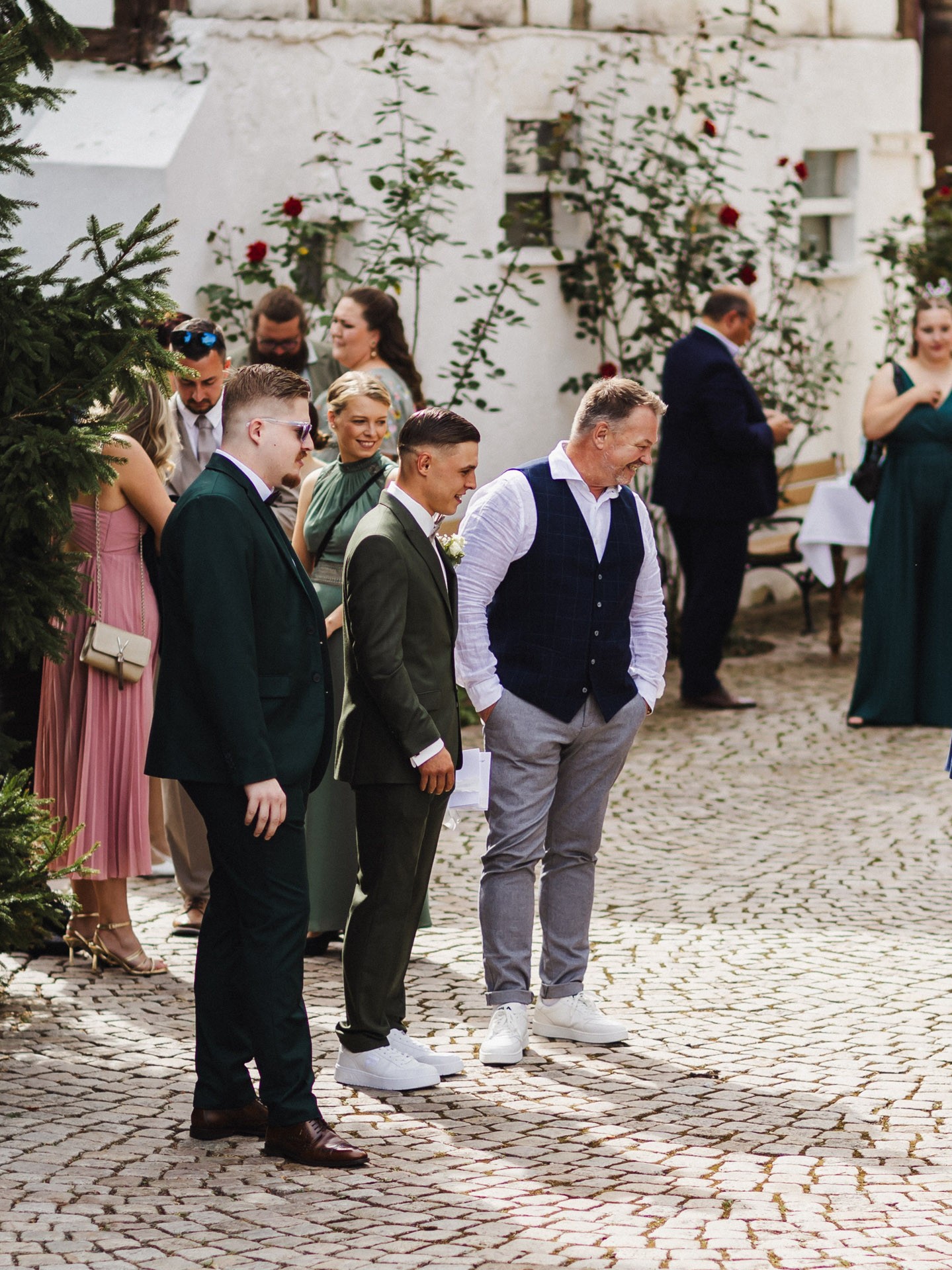 Braut Lina beim entspannten Getting Ready direkt in den Gästezimmern der Hochzeitskapelle Callenberg.