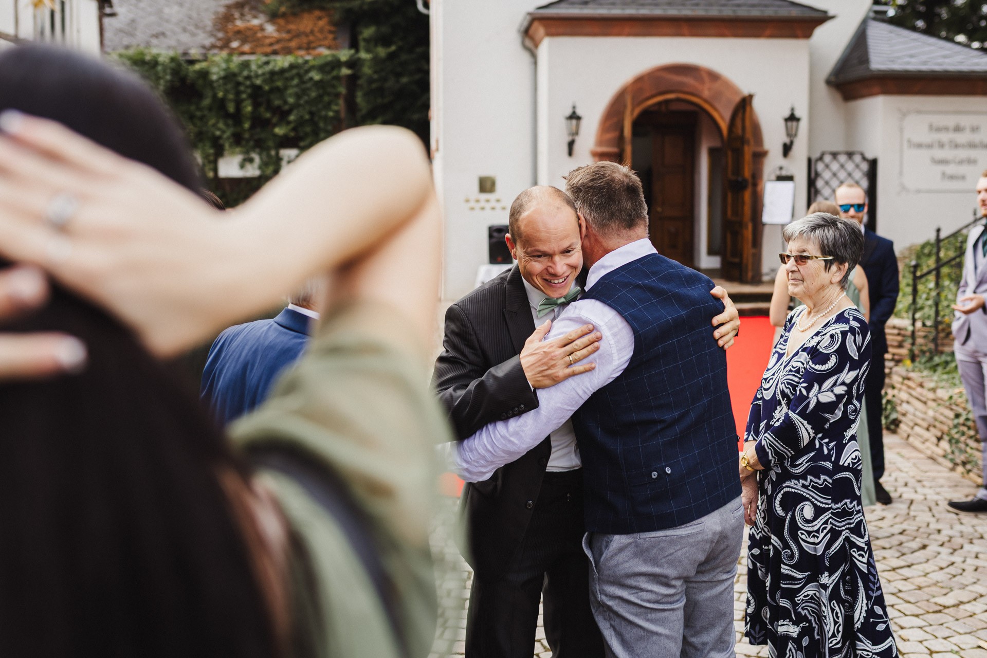 Braut Lina beim entspannten Getting Ready direkt in den Gästezimmern der Hochzeitskapelle Callenberg.