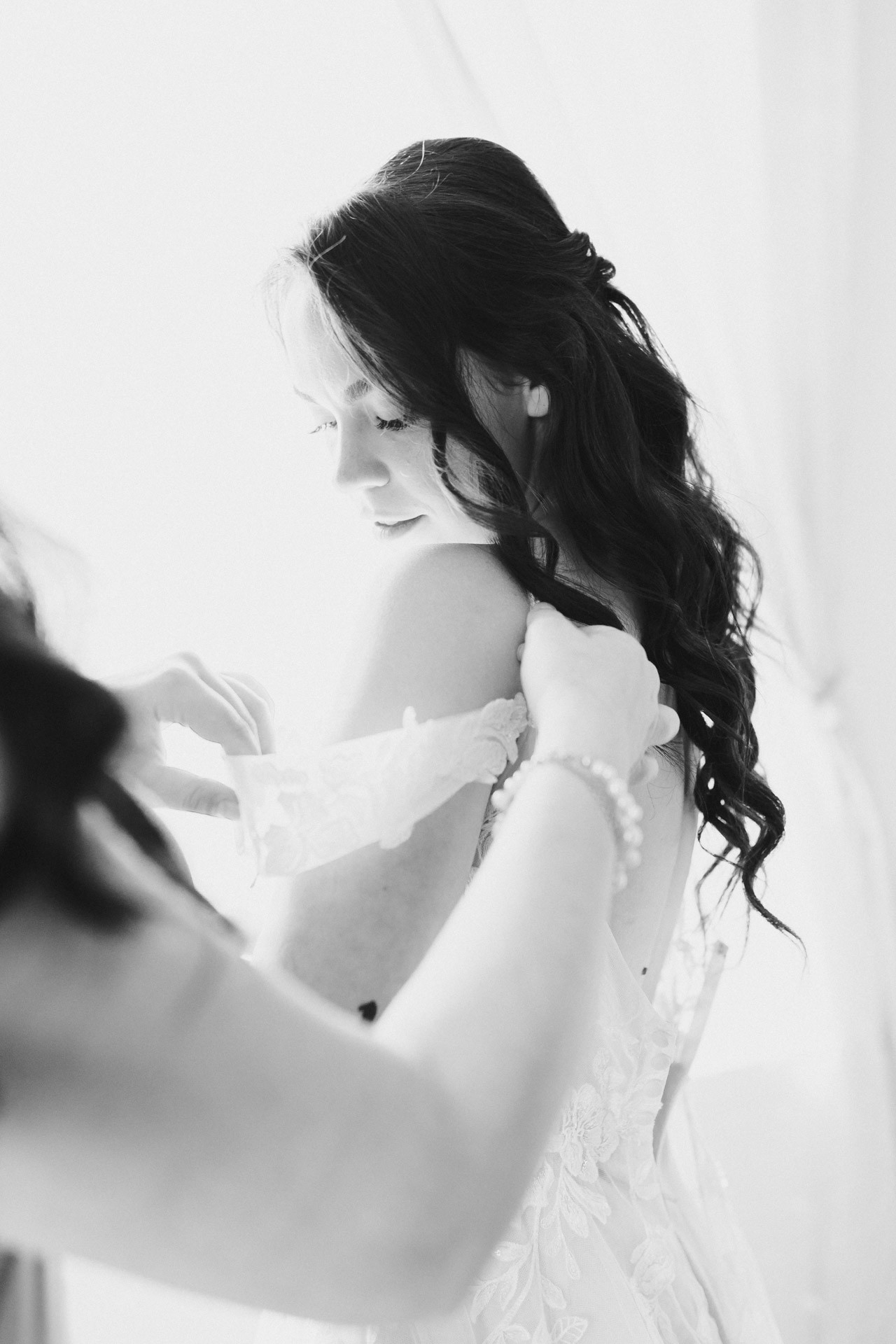 Braut Lina beim entspannten Getting Ready direkt in den Gästezimmern der Hochzeitskapelle Callenberg.