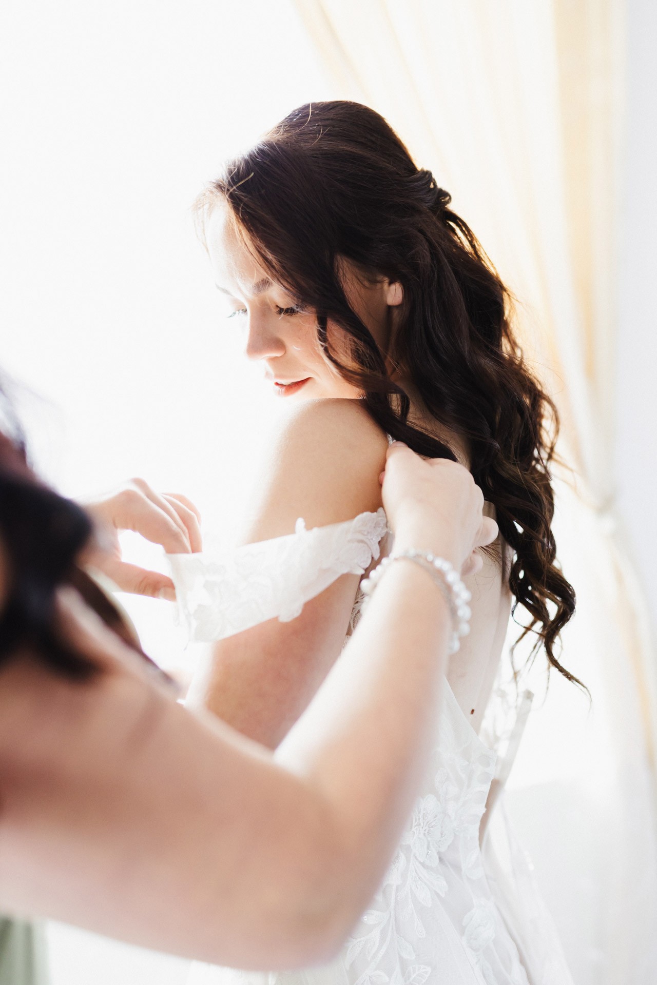 Braut Lina beim entspannten Getting Ready direkt in den Gästezimmern der Hochzeitskapelle Callenberg.