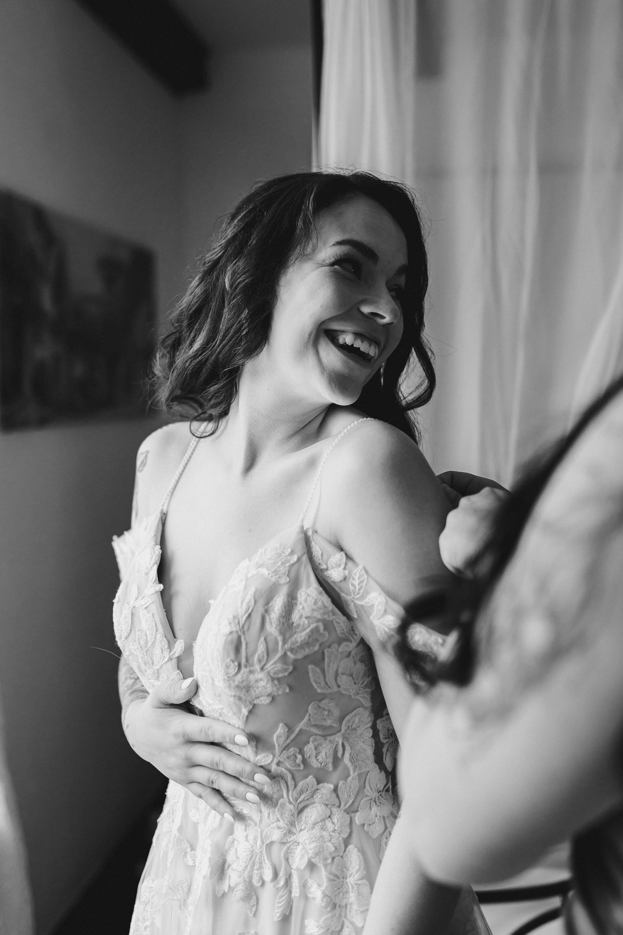 Braut Lina beim entspannten Getting Ready direkt in den Gästezimmern der Hochzeitskapelle Callenberg.