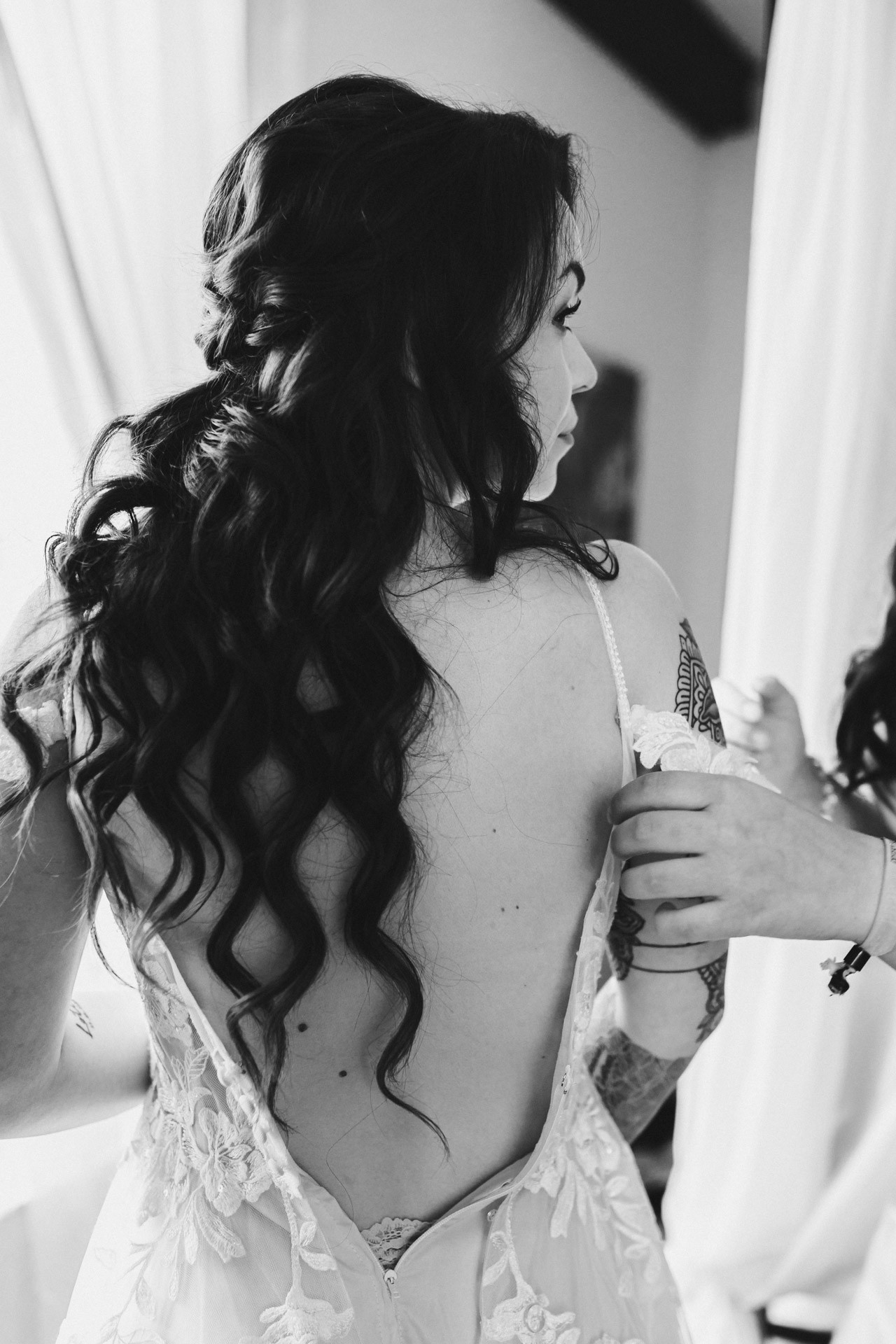 Braut Lina beim entspannten Getting Ready direkt in den Gästezimmern der Hochzeitskapelle Callenberg.