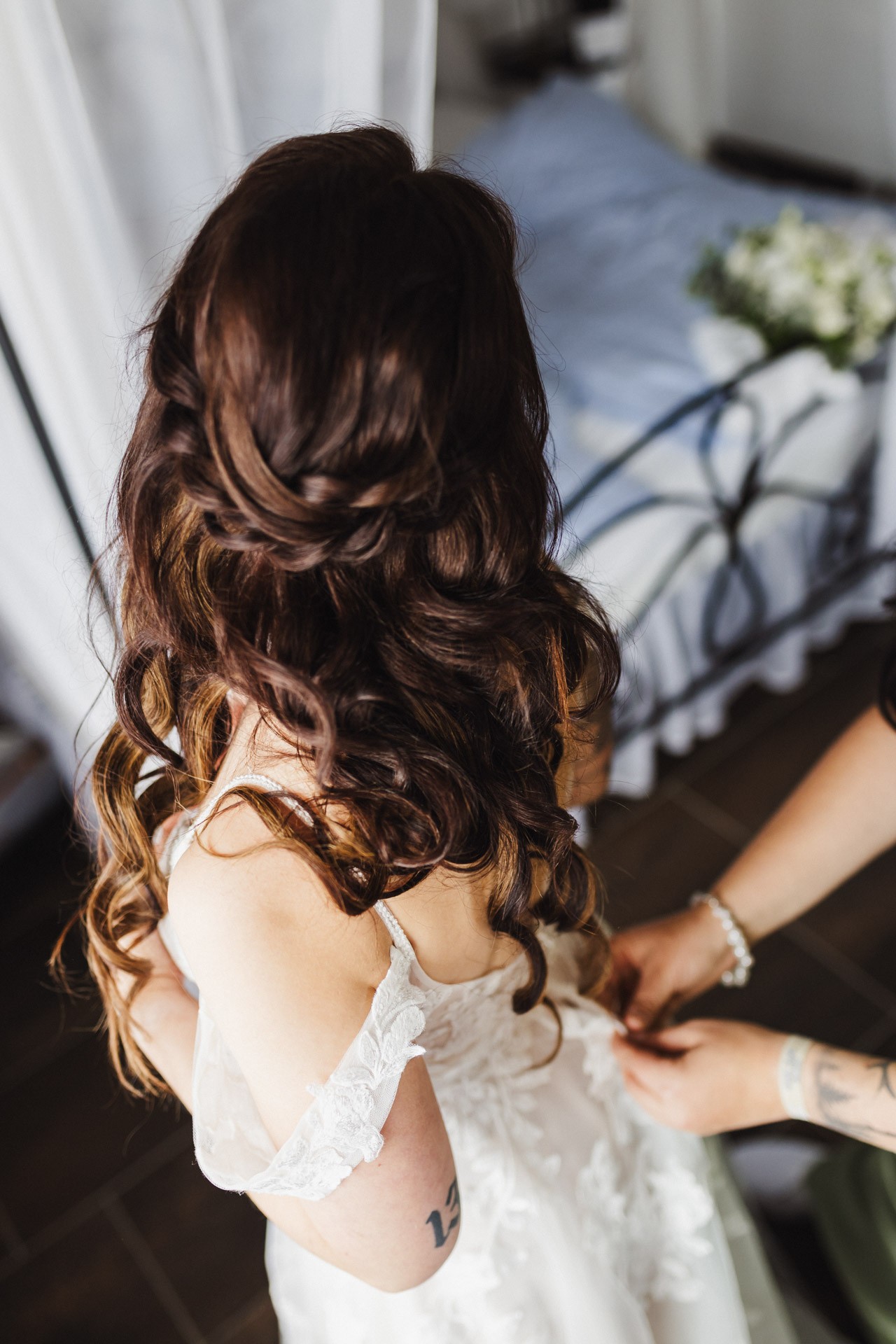 Braut Lina beim entspannten Getting Ready direkt in den Gästezimmern der Hochzeitskapelle Callenberg.