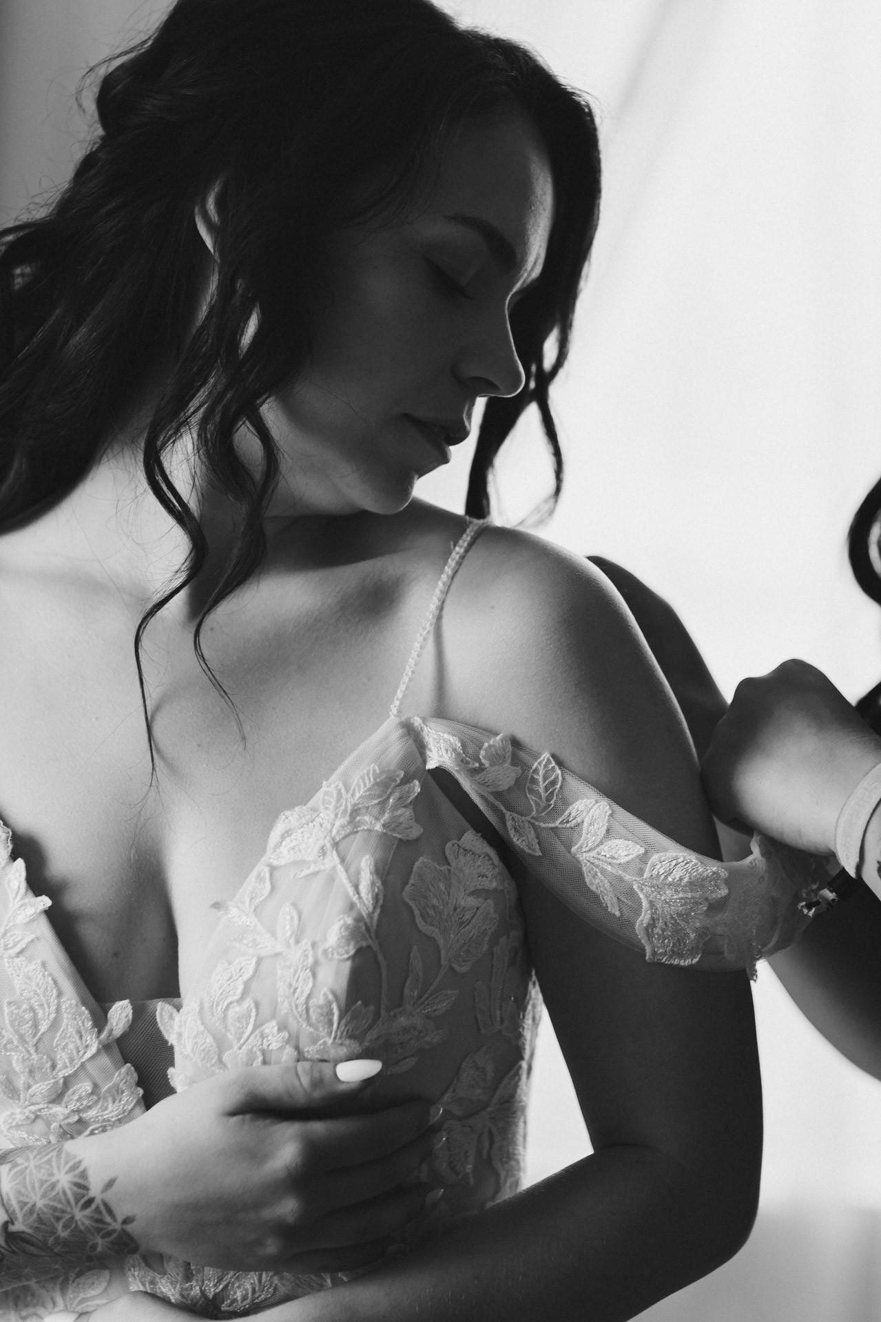 Braut Lina beim entspannten Getting Ready direkt in den Gästezimmern der Hochzeitskapelle Callenberg.