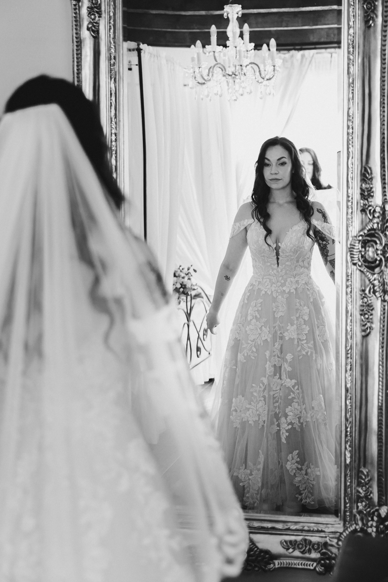 Braut Lina beim entspannten Getting Ready direkt in den Gästezimmern der Hochzeitskapelle Callenberg.