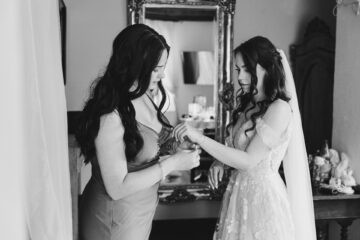 Getting Ready Hochzeitskapelle Callenberg | Lina & Niclas Braut Lina beim entspannten Getting Ready direkt in den Gästezimmern der Hochzeitskapelle Callenberg.