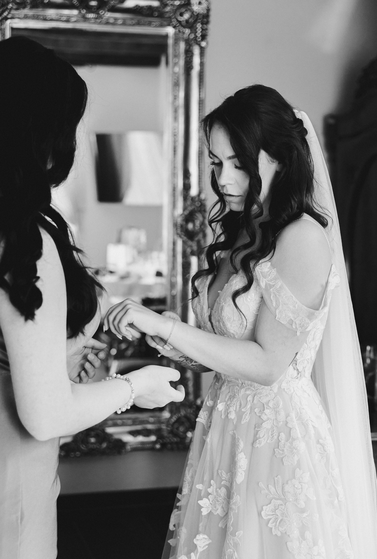 Braut Lina beim entspannten Getting Ready direkt in den Gästezimmern der Hochzeitskapelle Callenberg.