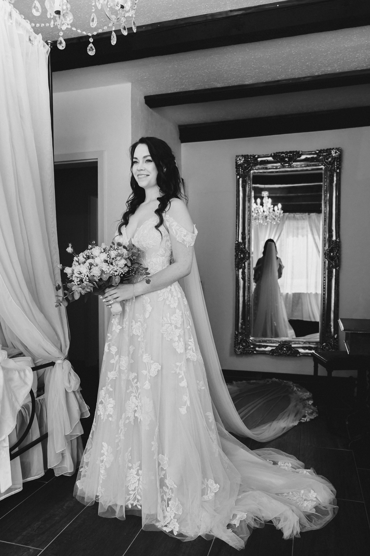 Braut Lina beim entspannten Getting Ready direkt in den Gästezimmern der Hochzeitskapelle Callenberg.