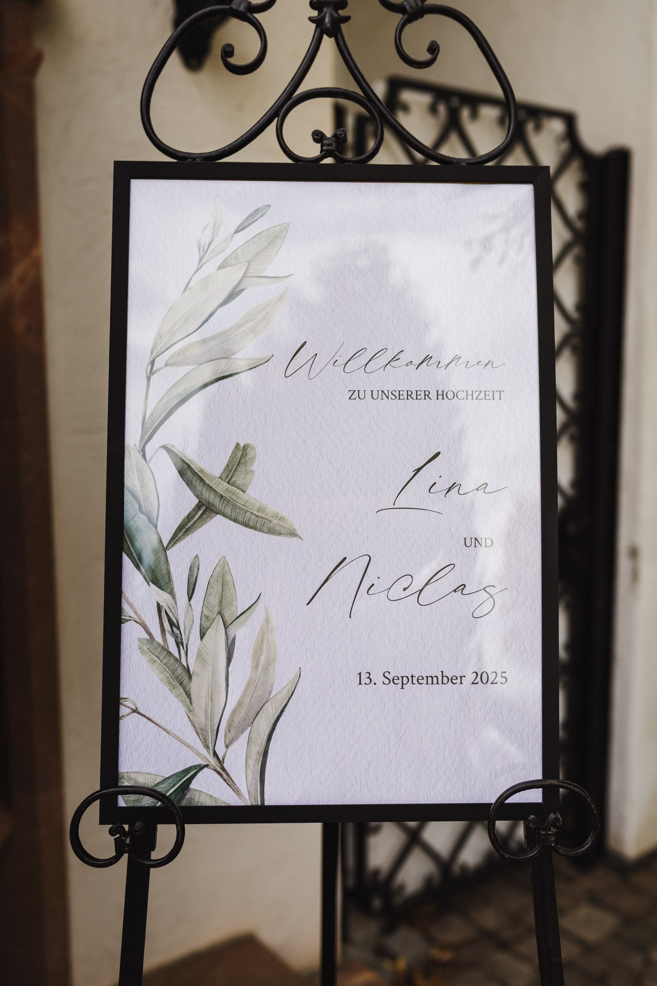 Liebevolle Deko und Außenansicht der Hochzeitskapelle Callenberg in Sachsen bei schönem Wetter.