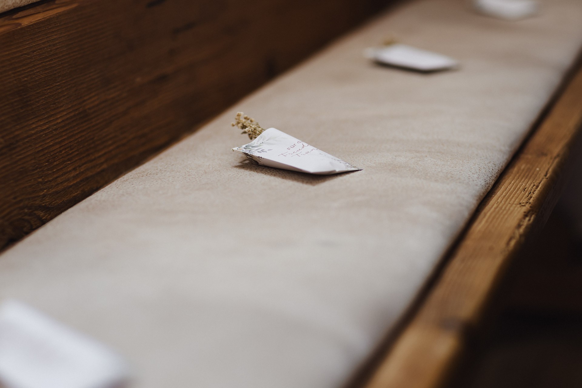 Liebevolle Deko und Außenansicht der Hochzeitskapelle Callenberg in Sachsen bei schönem Wetter.