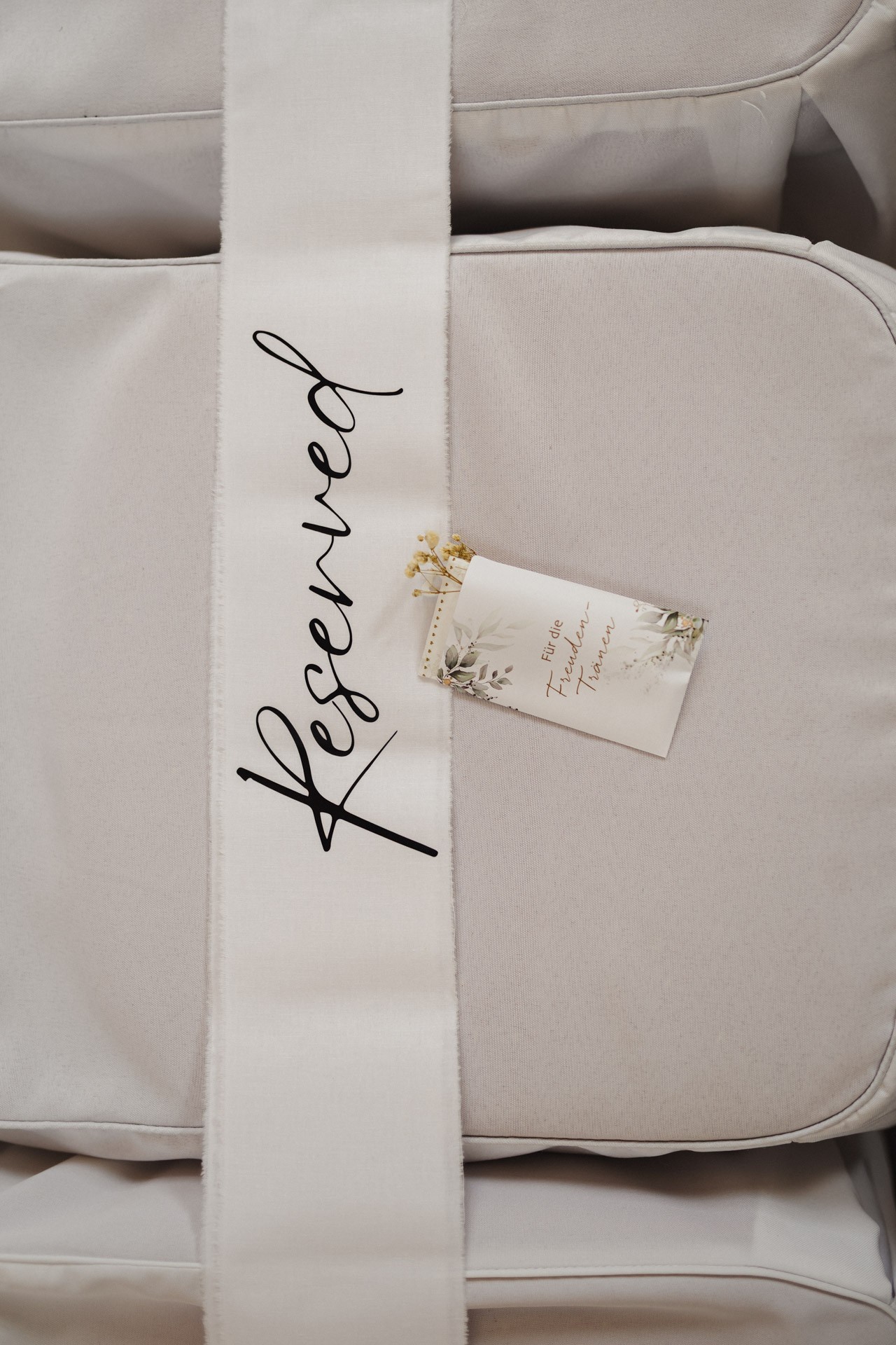 Liebevolle Deko und Außenansicht der Hochzeitskapelle Callenberg in Sachsen bei schönem Wetter.