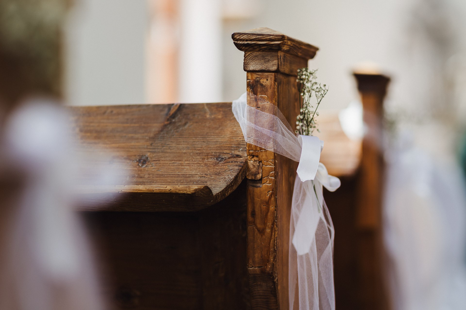 Liebevolle Deko und Außenansicht der Hochzeitskapelle Callenberg in Sachsen bei schönem Wetter.