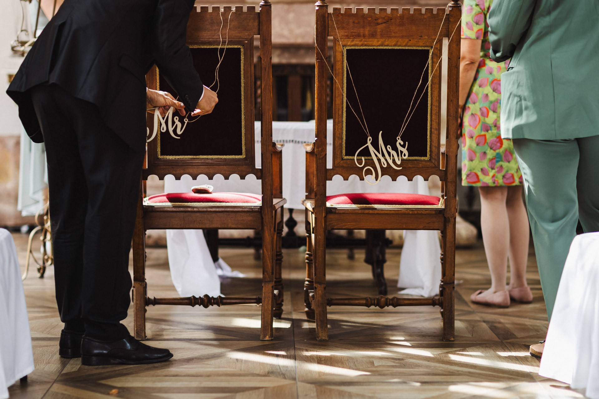 Liebevolle Deko und Außenansicht der Hochzeitskapelle Callenberg in Sachsen bei schönem Wetter.