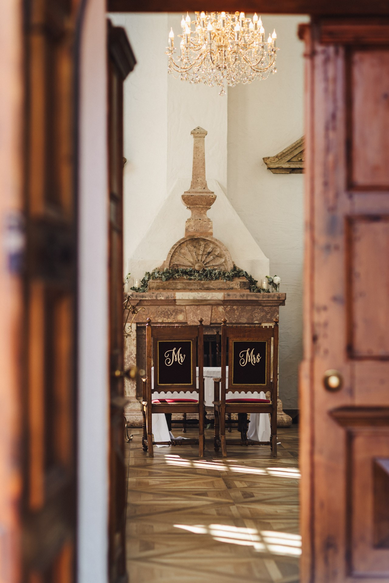 Liebevolle Deko und Außenansicht der Hochzeitskapelle Callenberg in Sachsen bei schönem Wetter.