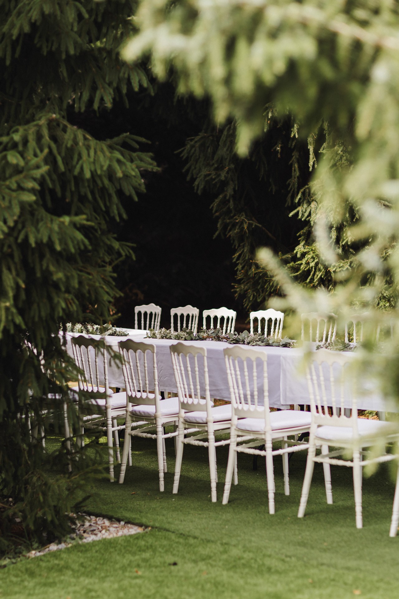 Liebevolle Deko und Außenansicht der Hochzeitskapelle Callenberg in Sachsen bei schönem Wetter.