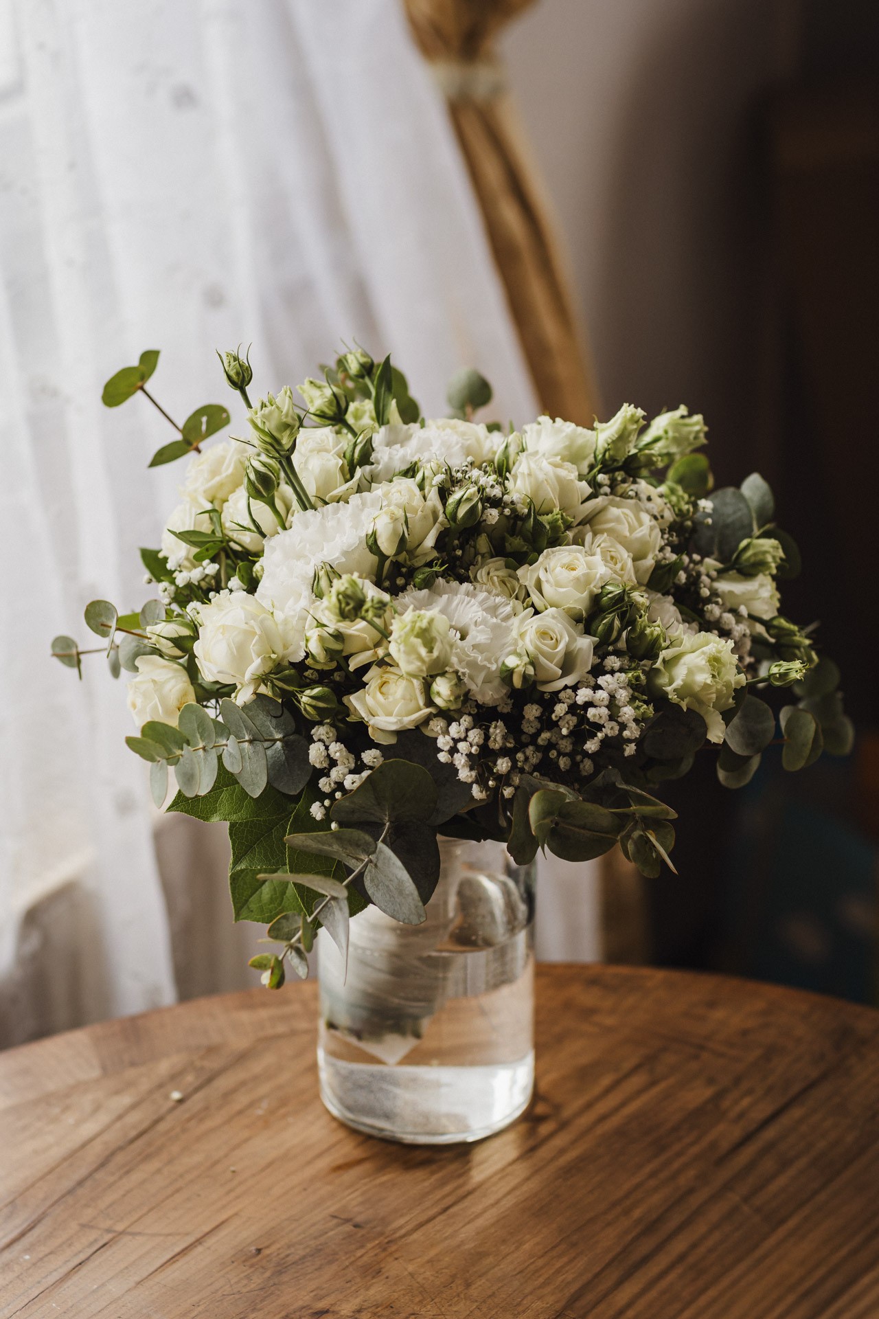 Liebevolle Deko und Außenansicht der Hochzeitskapelle Callenberg in Sachsen bei schönem Wetter.