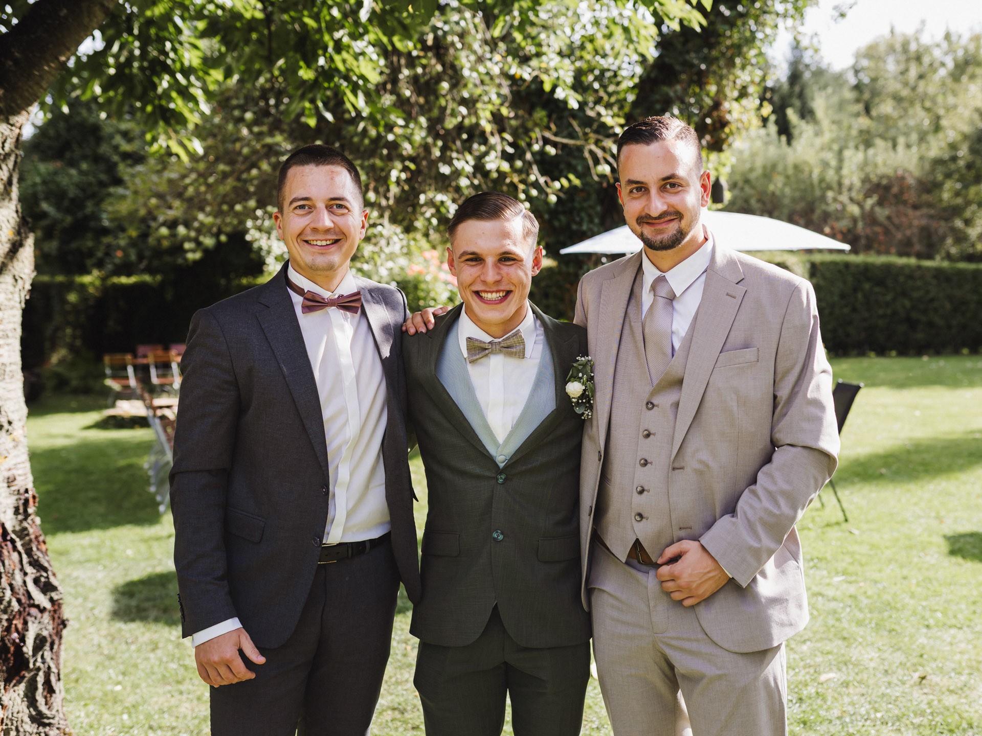 Ästhetisches und natürliches Hochzeitsfoto von Lina und Niclas im weitläufigen Garten der Hochzeitskapelle Callenberg.