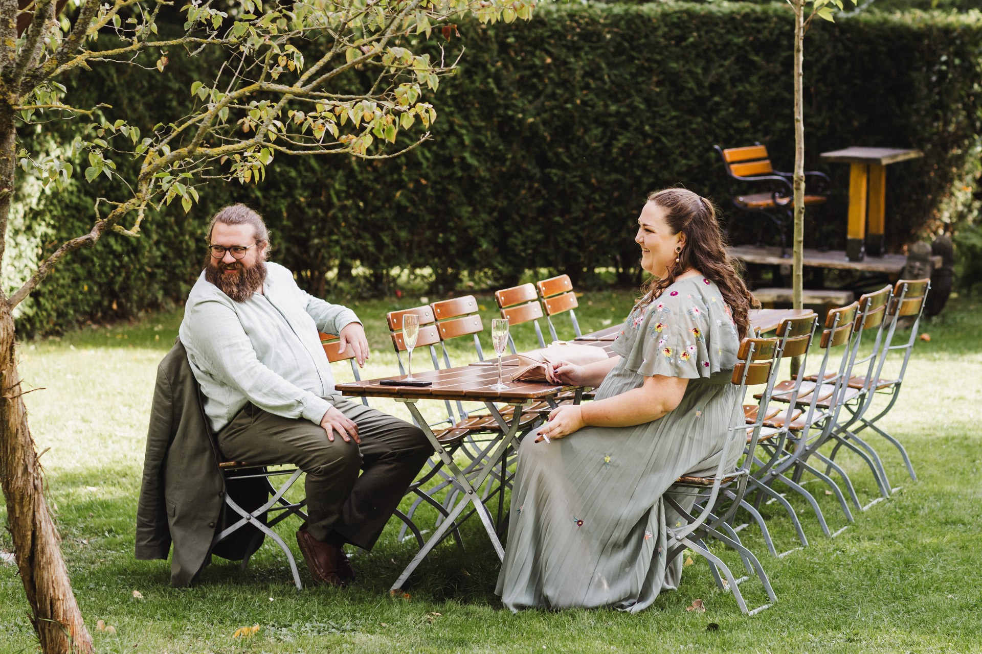 Ästhetisches und natürliches Hochzeitsfoto von Lina und Niclas im weitläufigen Garten der Hochzeitskapelle Callenberg.