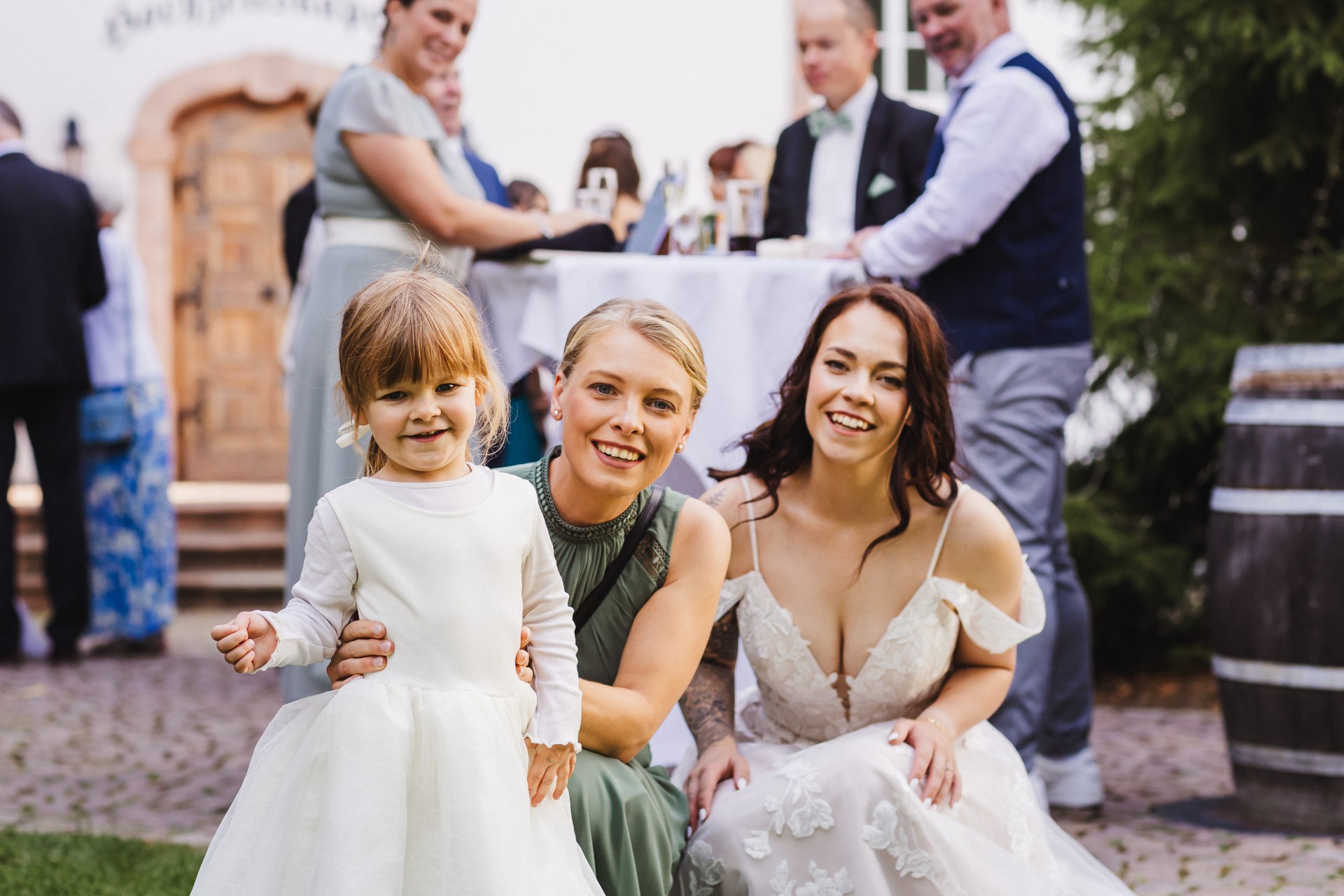 Ästhetisches und natürliches Hochzeitsfoto von Lina und Niclas im weitläufigen Garten der Hochzeitskapelle Callenberg.