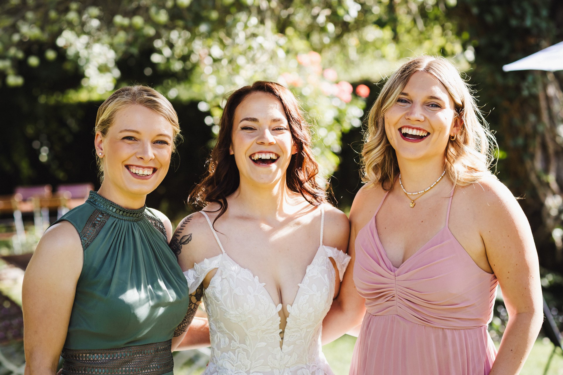 Ästhetisches und natürliches Hochzeitsfoto von Lina und Niclas im weitläufigen Garten der Hochzeitskapelle Callenberg.