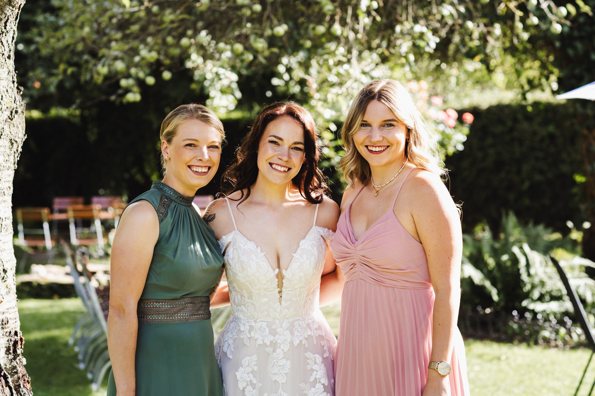 Ästhetisches und natürliches Hochzeitsfoto von Lina und Niclas im weitläufigen Garten der Hochzeitskapelle Callenberg.
