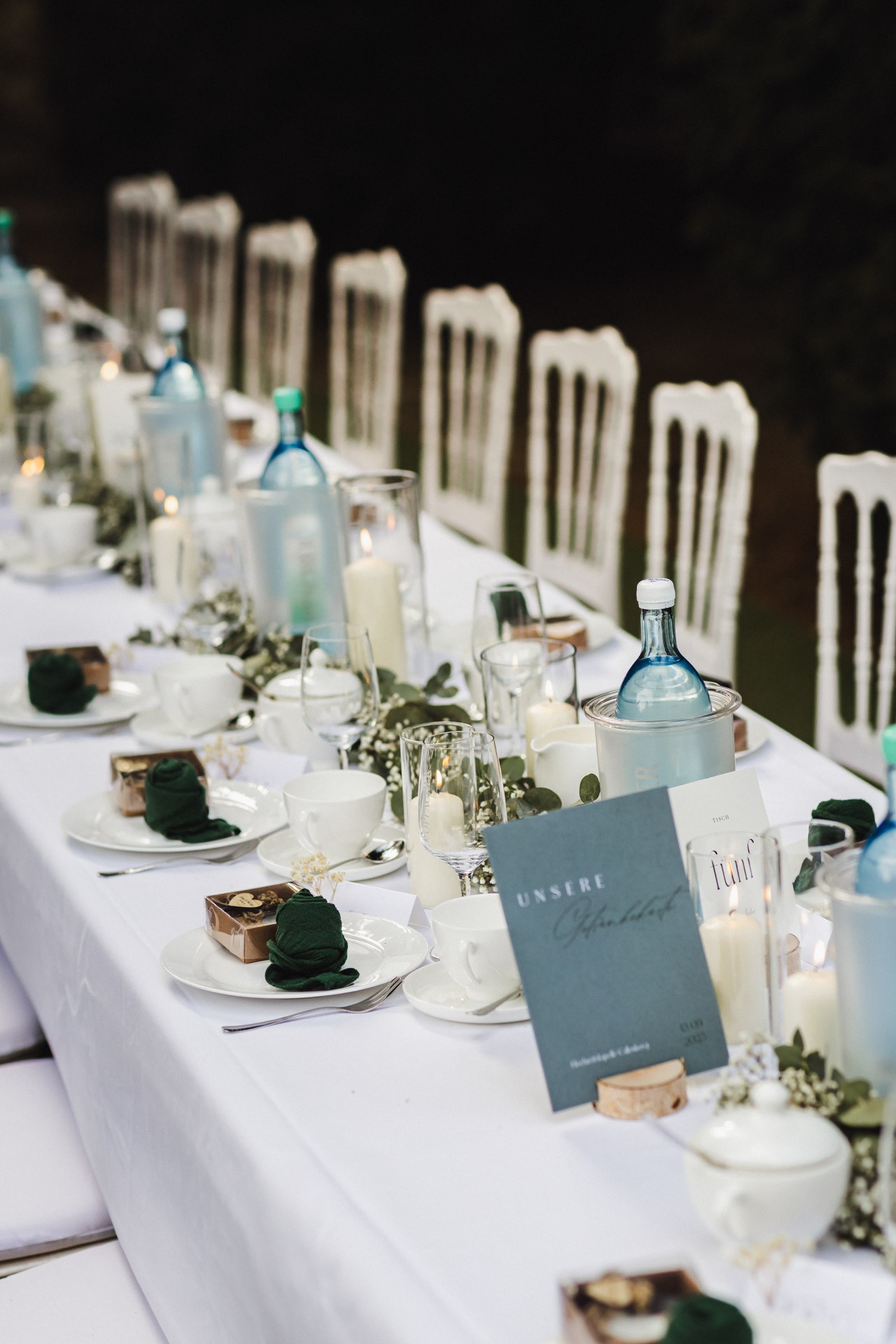 Ästhetisches und natürliches Hochzeitsfoto von Lina und Niclas im weitläufigen Garten der Hochzeitskapelle Callenberg.