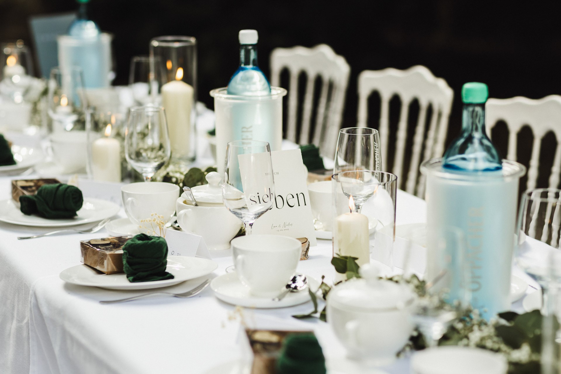 Ästhetisches und natürliches Hochzeitsfoto von Lina und Niclas im weitläufigen Garten der Hochzeitskapelle Callenberg.