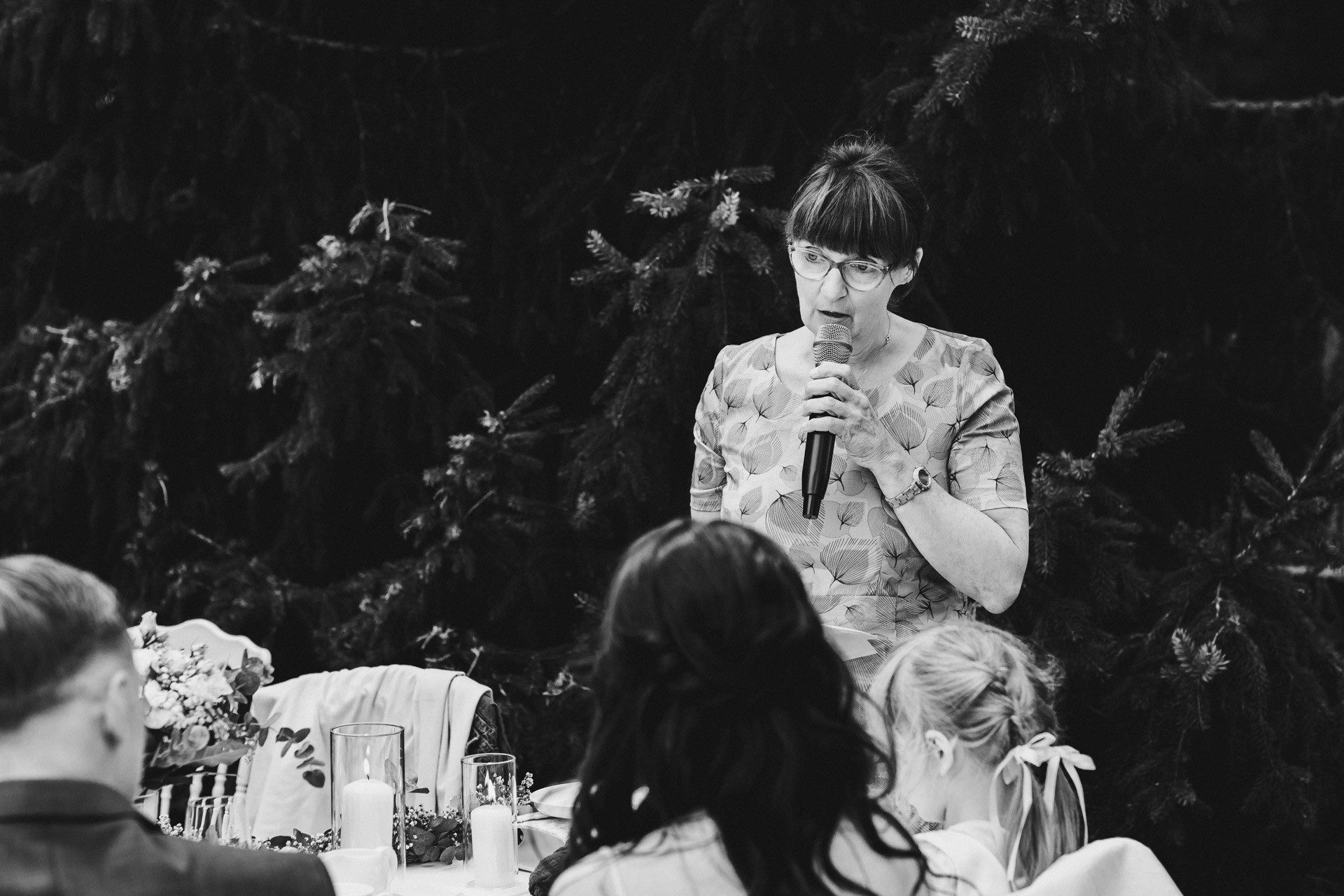 Ästhetisches und natürliches Hochzeitsfoto von Lina und Niclas im weitläufigen Garten der Hochzeitskapelle Callenberg.