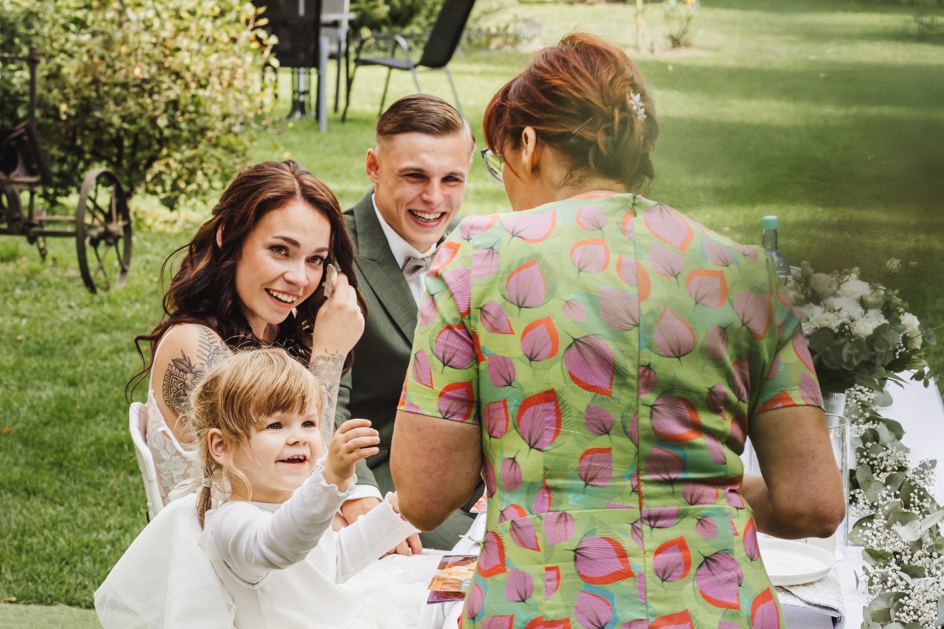 Ästhetisches und natürliches Hochzeitsfoto von Lina und Niclas im weitläufigen Garten der Hochzeitskapelle Callenberg.